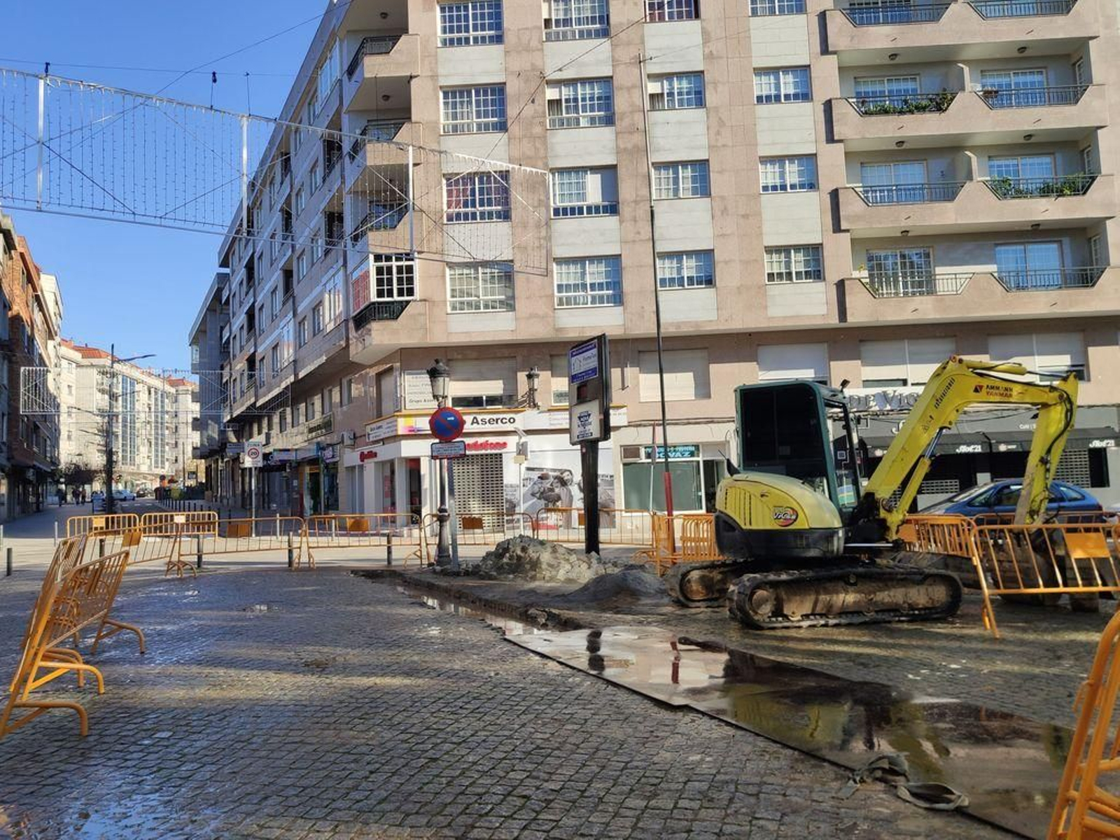 Zona de obras en el casco urbano, para acometer la red de calor-biomasa al Centro de Salud.