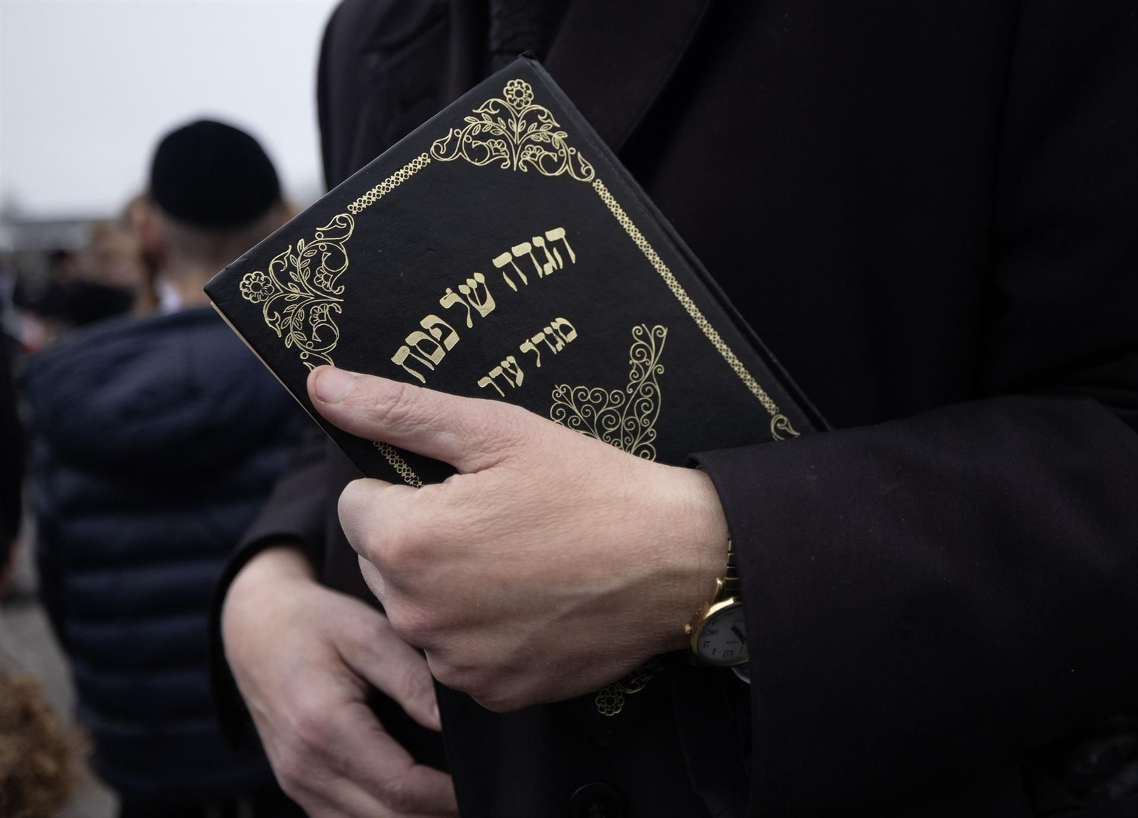 Un hombre sujeta una Torá durante un acto previo a la Pascua Judía en Nueva Jersey, EEUU. (EP)
