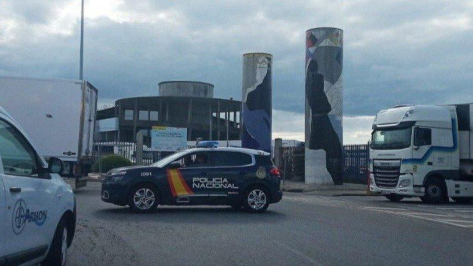 Policía, en la entrada del puerto pesquero, en imagen de archivo.