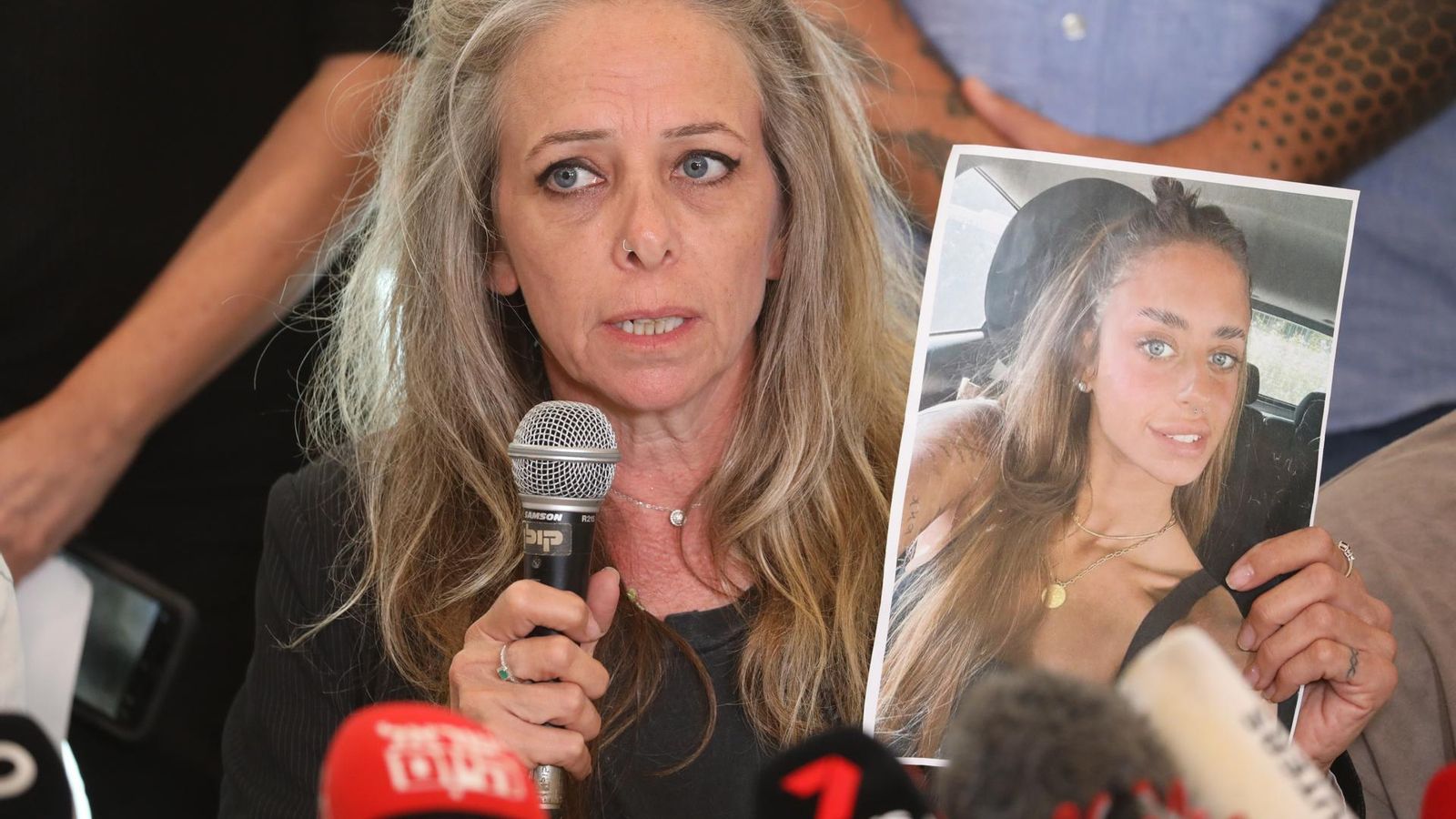 La madre de la chica retenida en la Franja de Gaza. // EFE