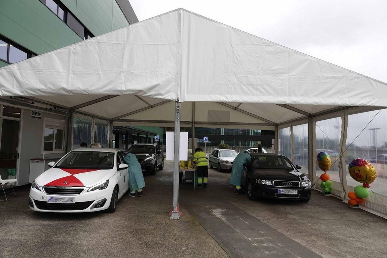 Las pruebas PCR siguen a todo ritmo en Vigo: en la imagen el covid auto, ayer, recibiendo a personas en sus coches para realizarse el examen.