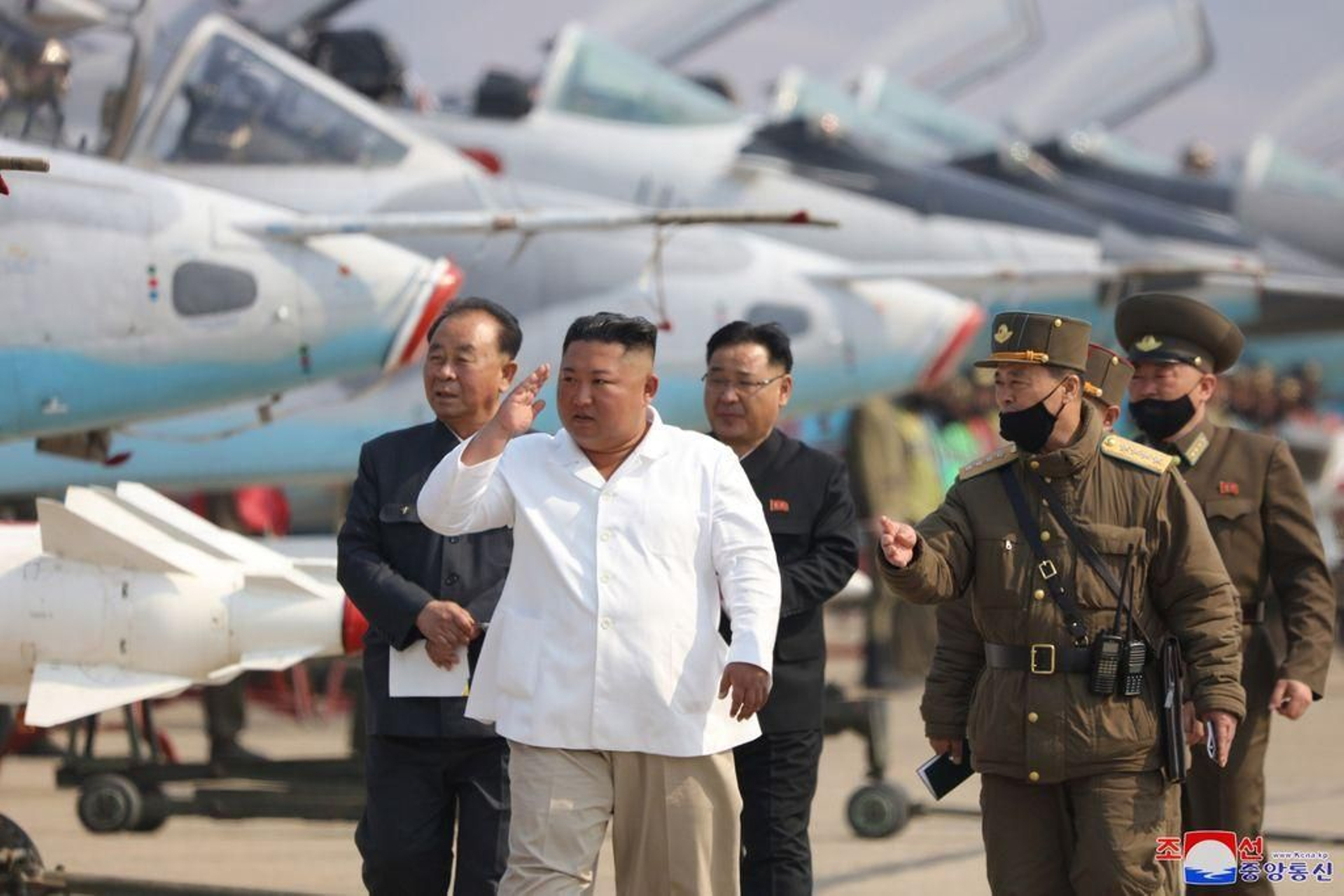 El líder de Corea del Norte, Kim Jong-un, durante una reciente visita a una base aérea.