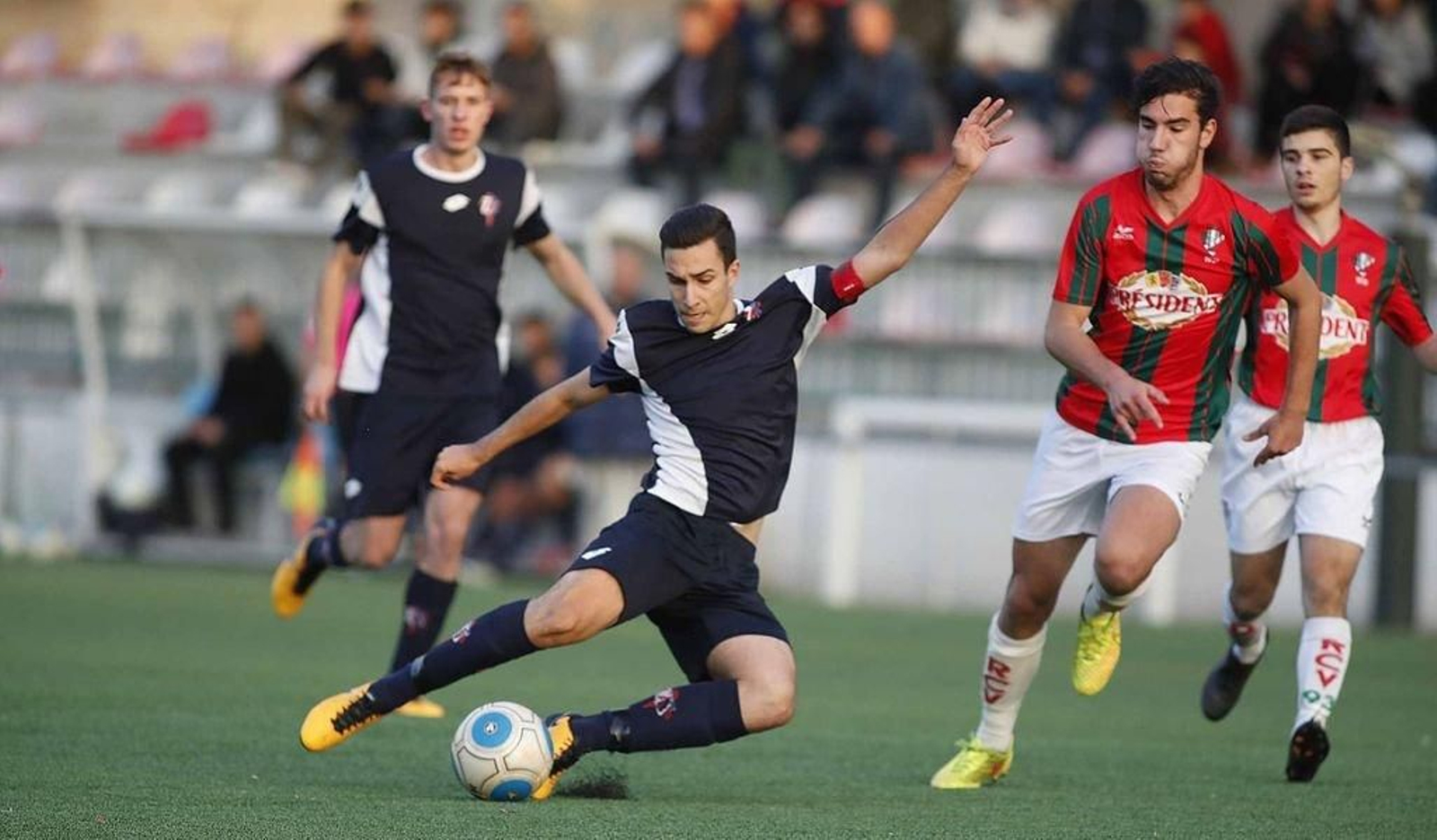 Guillermo, capitán del Areosa, golpea el esférico en una acción del partido de ayer.