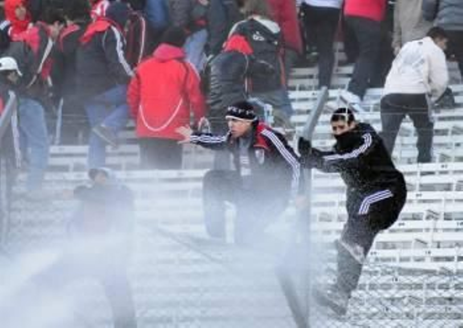 Aficionados de River Plate protagonizan incidentes en la tribuna tras el descenso del equipo a la Segunda División del fútbol argentino. Foto: EFE