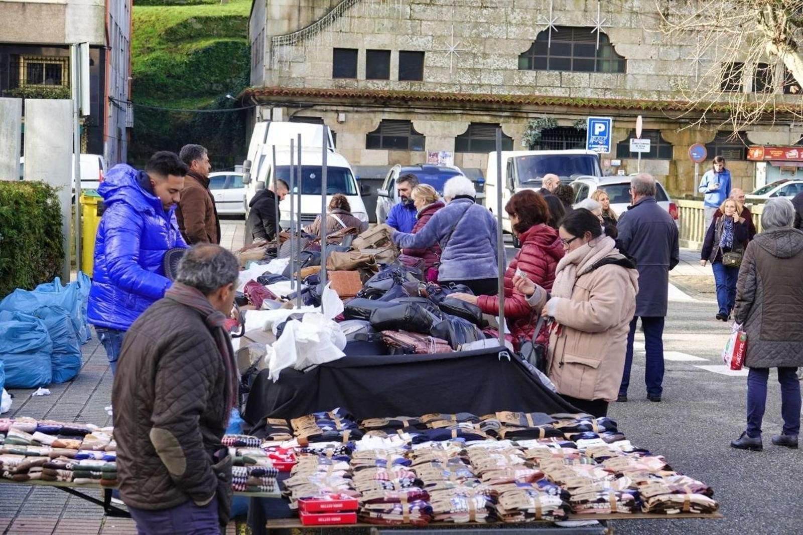 La feria de Reyes es la más importante del año y los vecinos aprovechan la jornada para hacer sus compras.