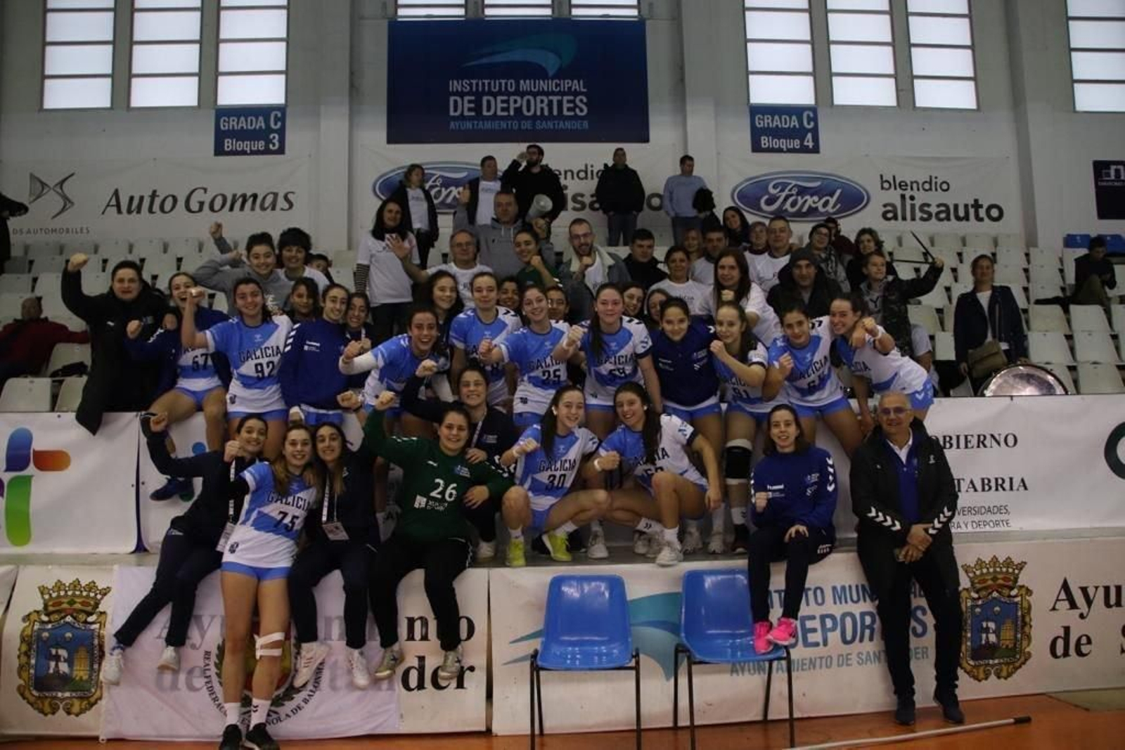 La selección juvenil femenina celebró de esta forma su contundente triunfo ante Castilla y León.