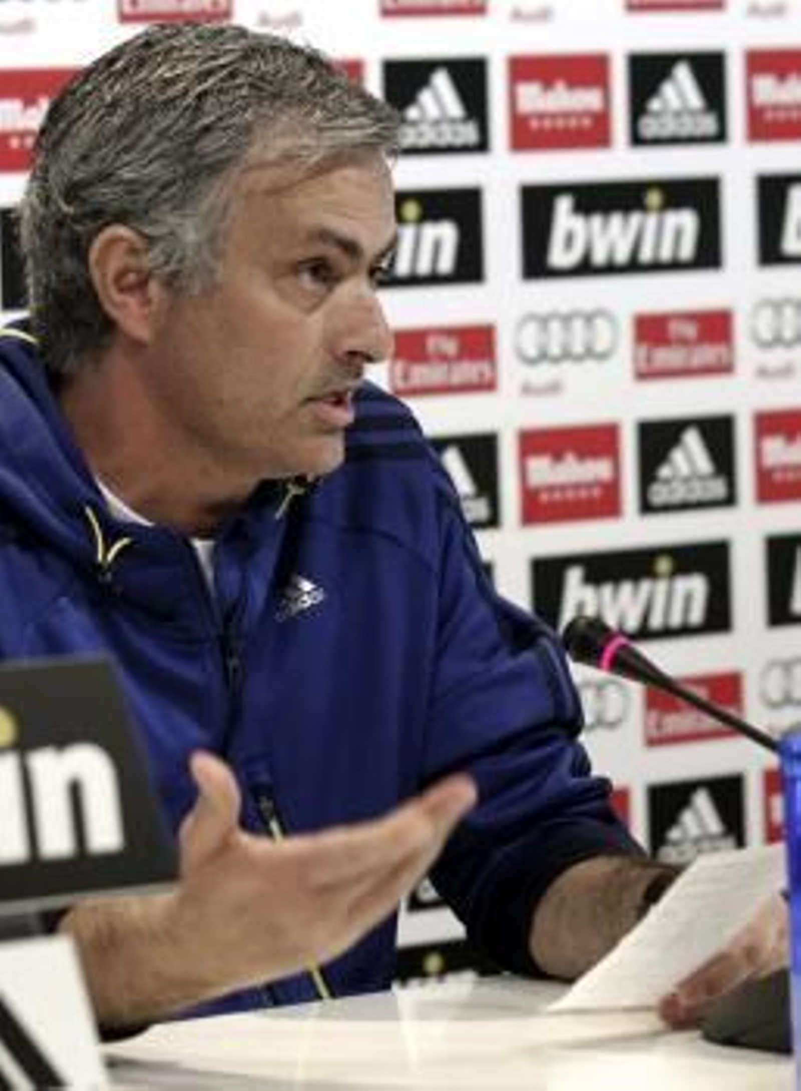 El entrenador portugués del Real Madrid, José Mourinho, durante la rueda de prensa posterior al entrenamiento del equipo, hoy en la Ciudad Deportiva de Valdebebas (Foto: EFE)