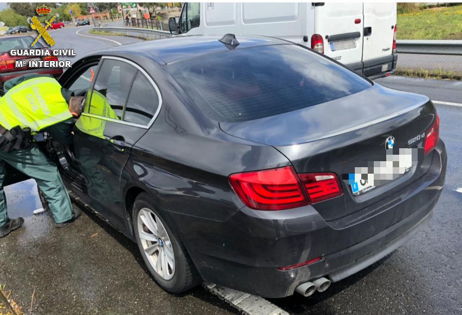 Uno de los dos vehículos incautados por la Guardia Civil