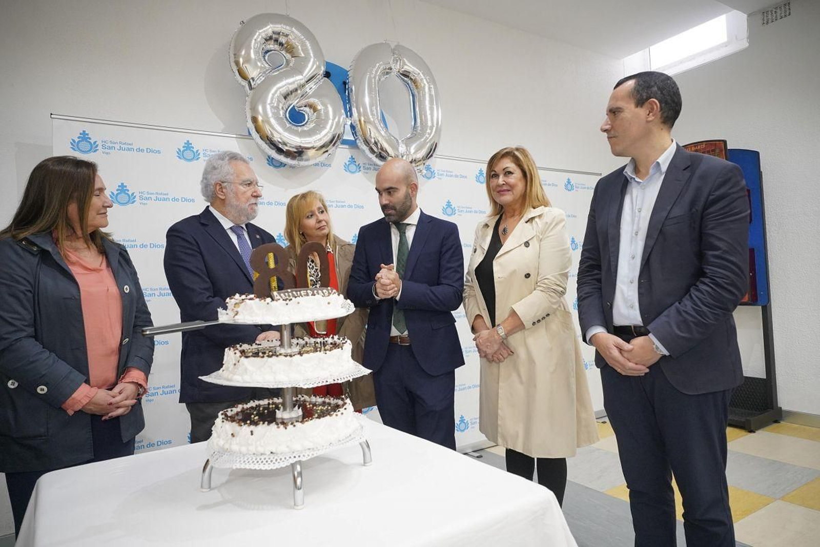 Ana Ortiz,Miguel Santalices y Yolanda Aguiar, con los responsables del centro.