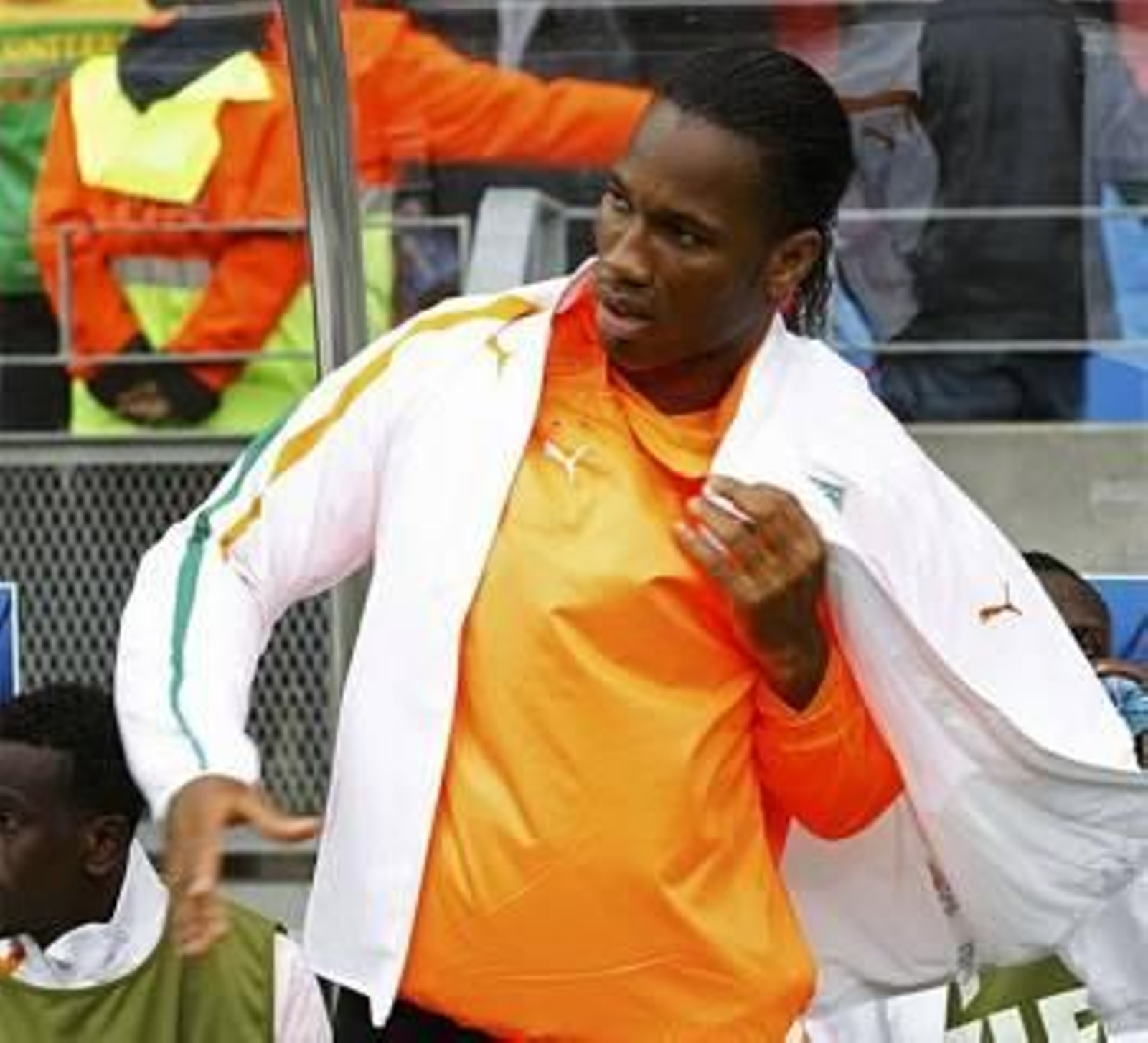 A pesar de que se especuló con la posibilidad de que el punta jugara de inicio ante Portugal, su lesión en el brazo le obligó a estar en el banquillo