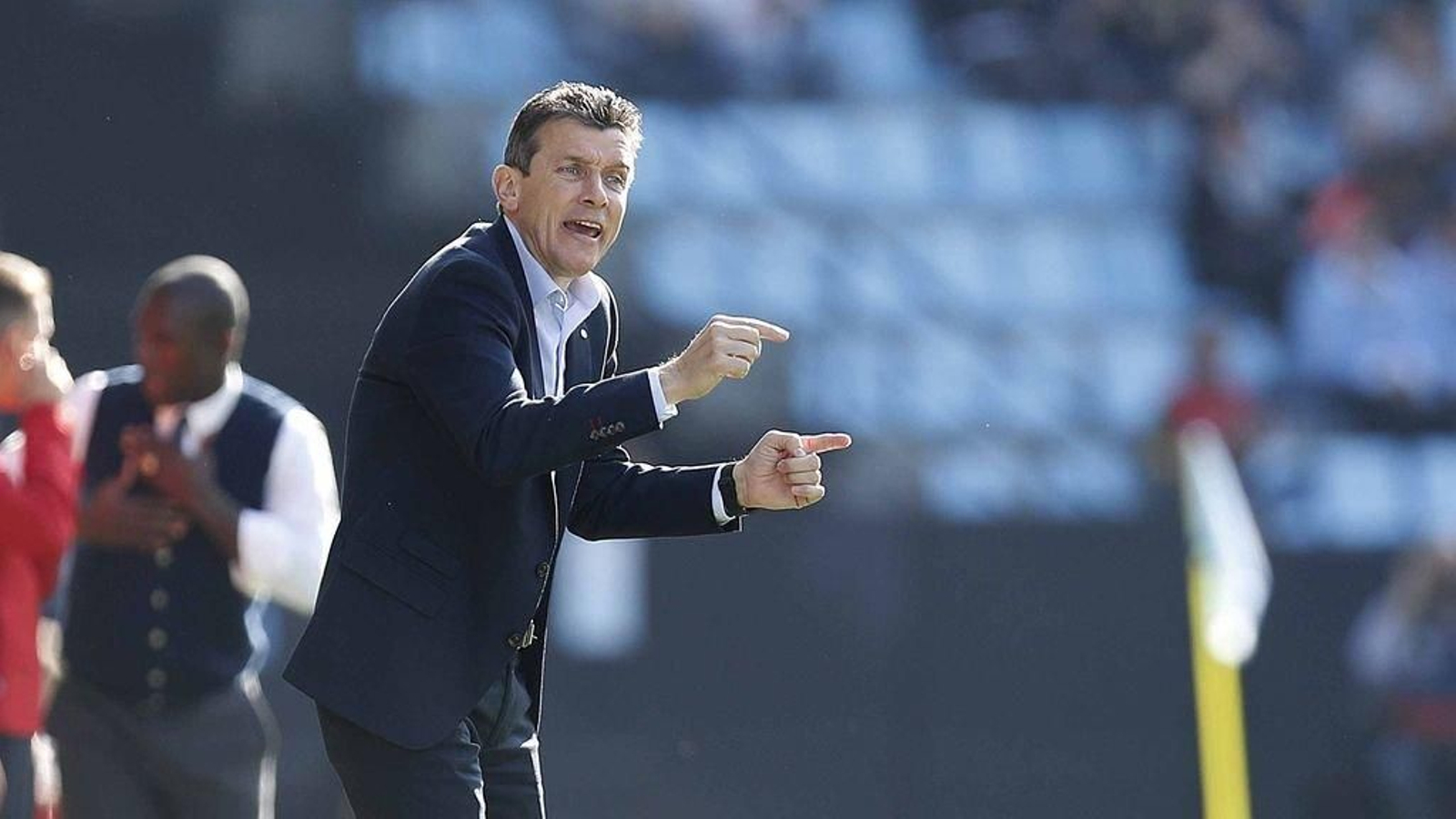 Juan Carlos Unzué da instrucciones a sus futbolistas durante el encuentro disputado ayer en Balaídos.