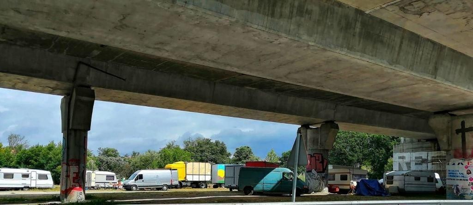 Las caravanas regresaron ayer debajo del puente de la VG-20, donde permanecerán en verano.