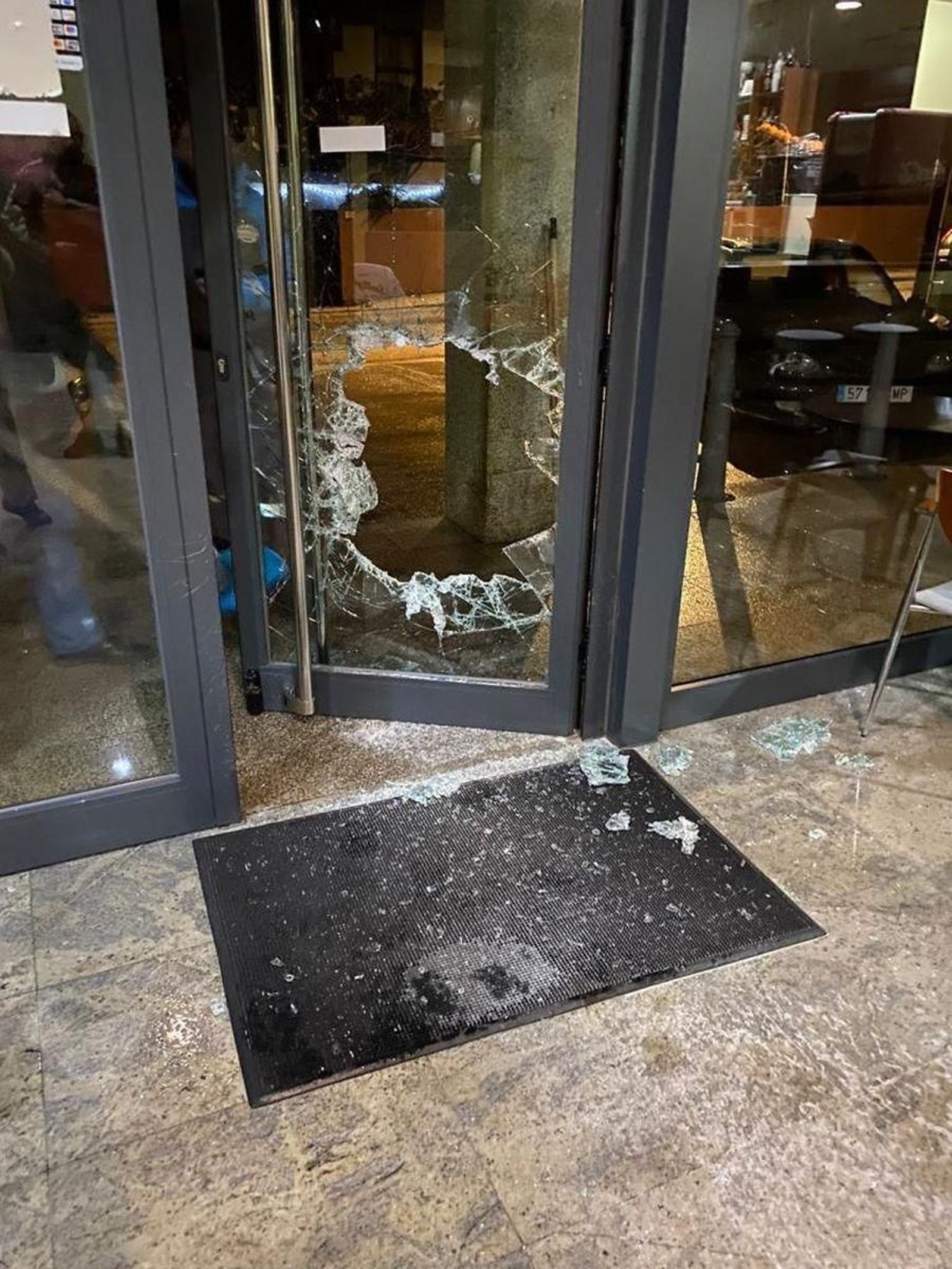 Así quedó la puerta del local tras la irrupción de los asaltantes.