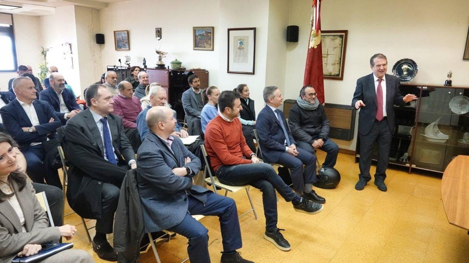 El alcalde Abel Caballero reunido ayer con representantes de empresas y asociaciones.