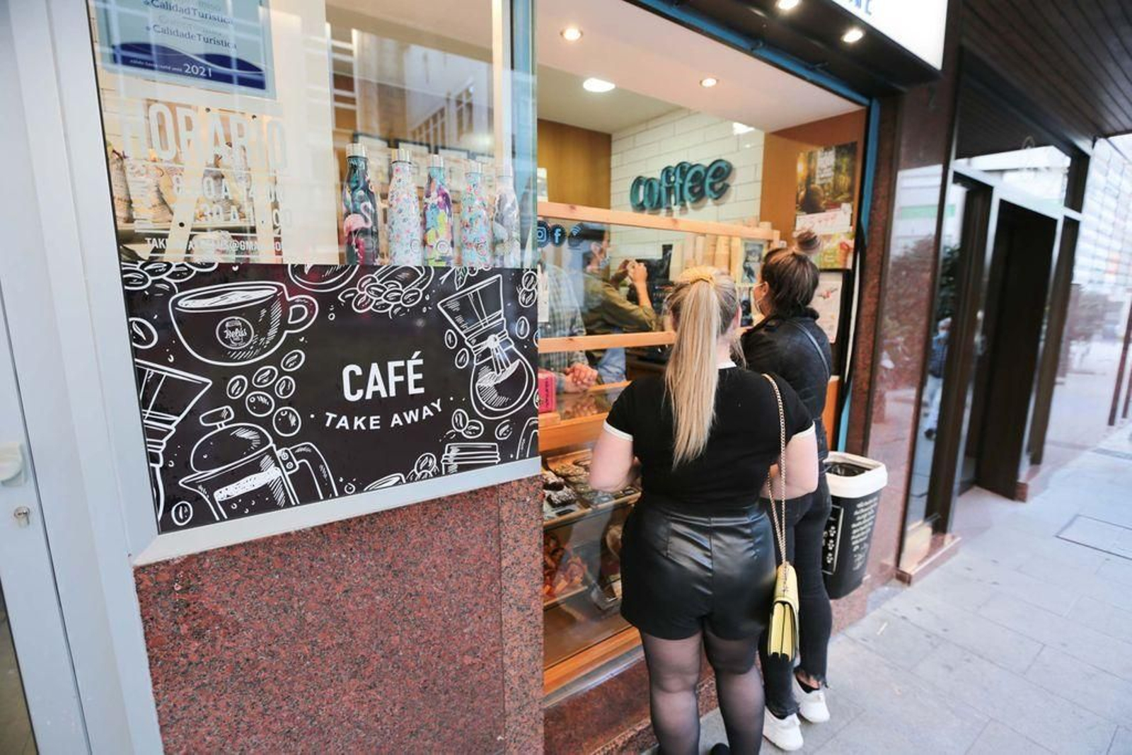 Los establecimientos hosteleros solo podían servir alimentos y bebidas para llevar.