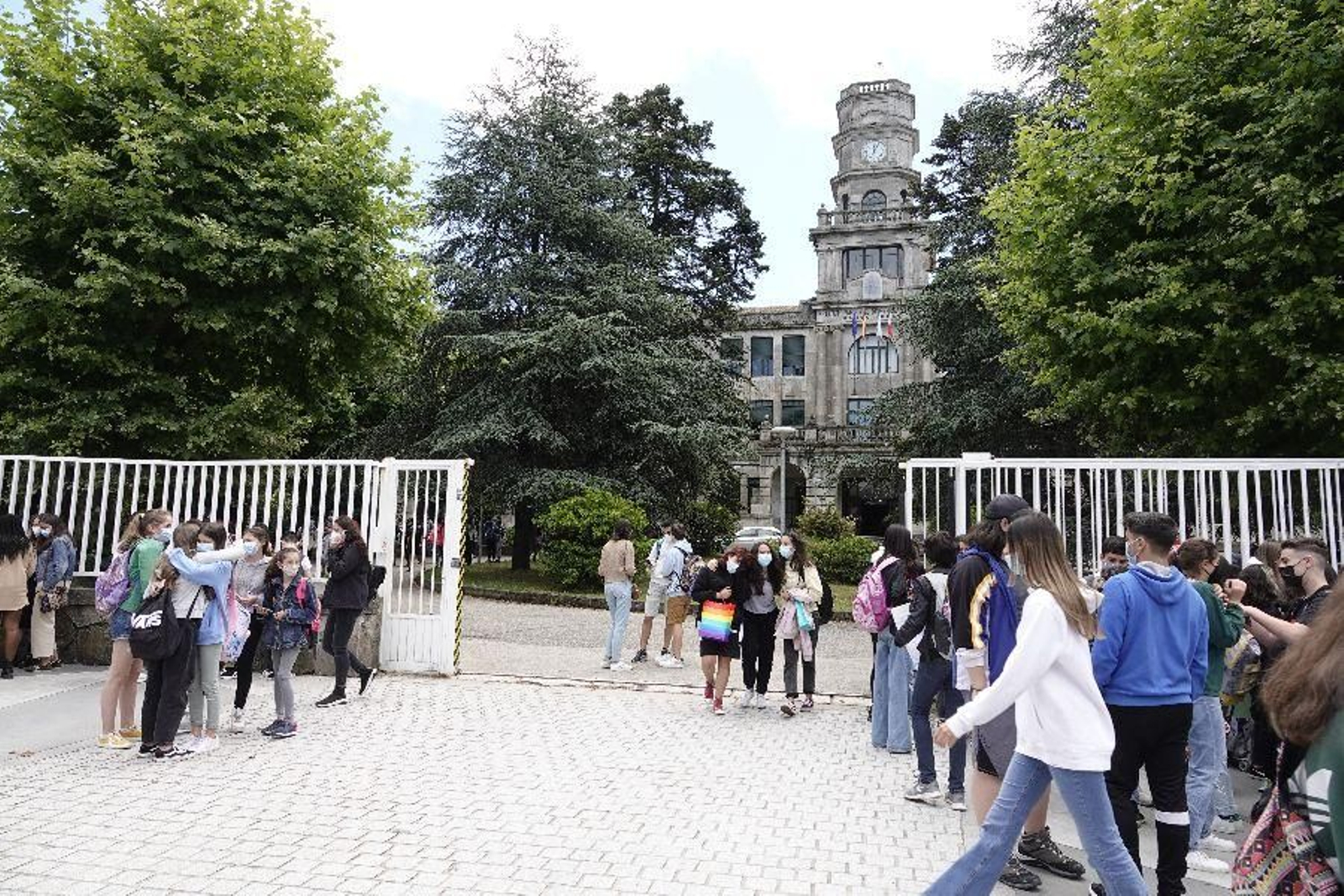 El curso del covid se despide con abrazos. // Vicente Alonso