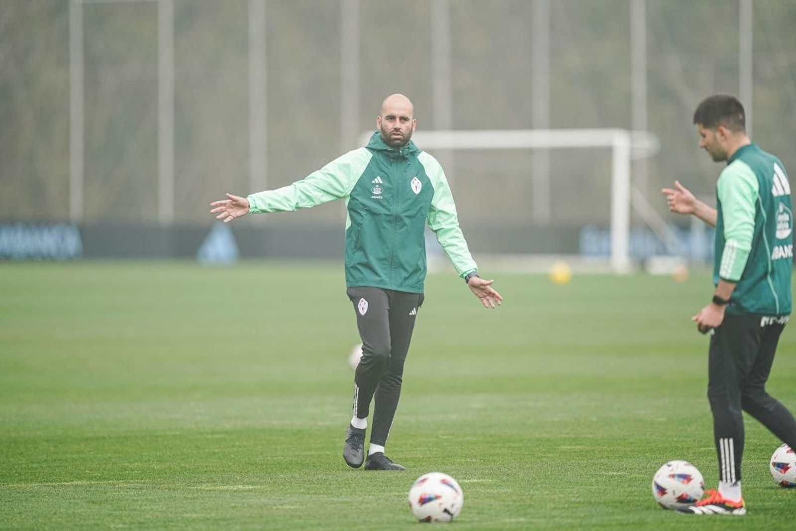 Claudio Giráldez, entrenador del Celta, dirige el entrenamiento de ayer en Mos.