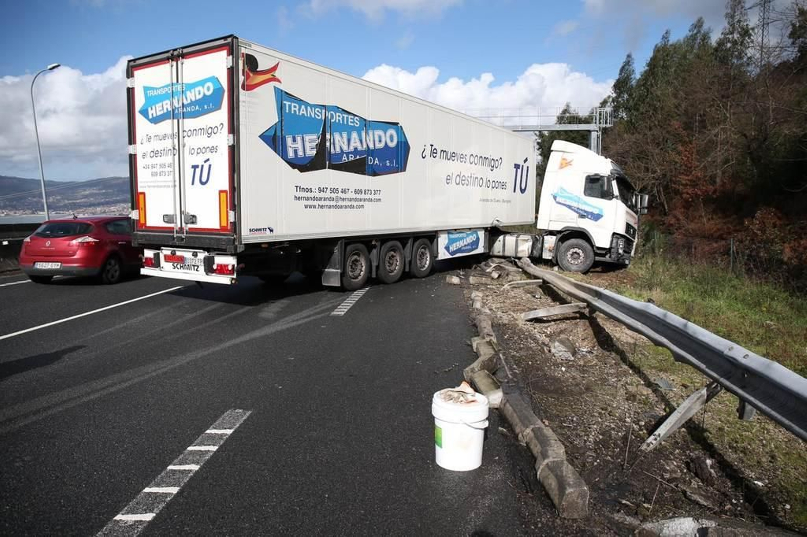 Un camión provoca retenciones en A Madroa _ Alberte 2