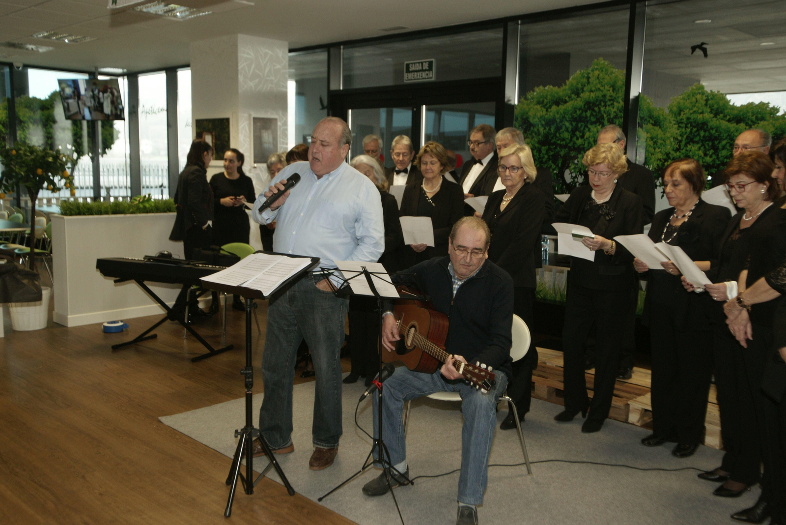José Luis Manjón y Benito Piñeiro, a mediodía de ayer cantando el villancico de Abancay.