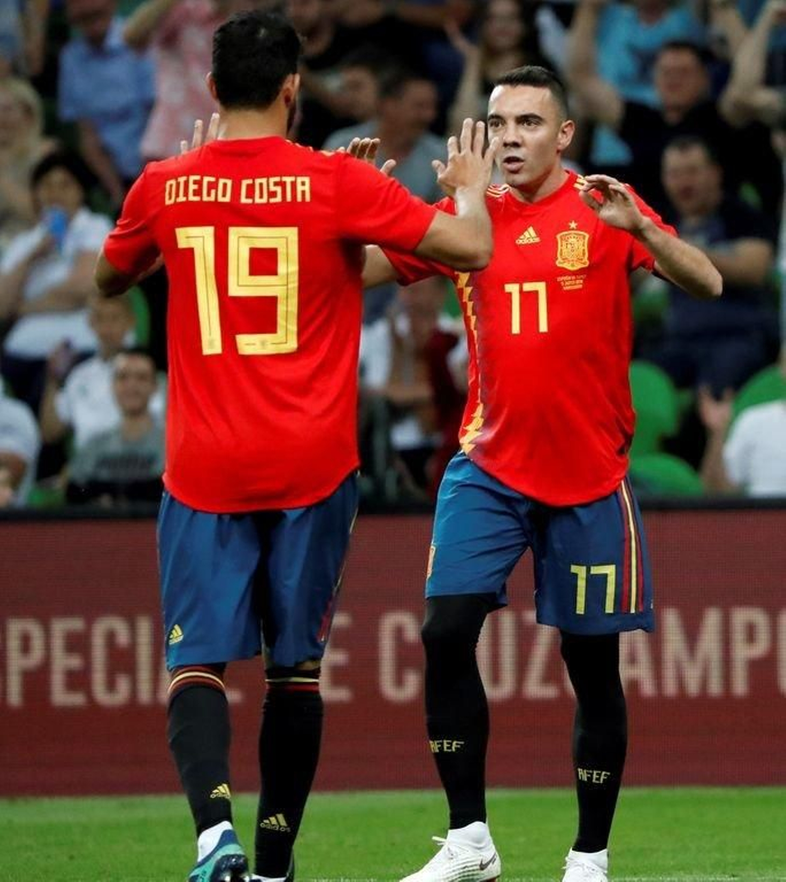Iago Aspas y Diego Costa celebran el único gol que España marcó anoche a Túnez en Krasnodar.