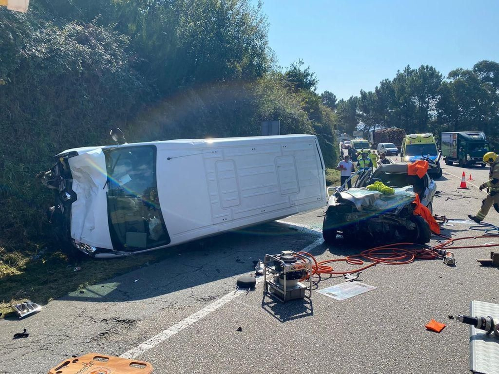 Estado en el que quedaron la furgoneta y el turismo tras el impacto con el camión.
