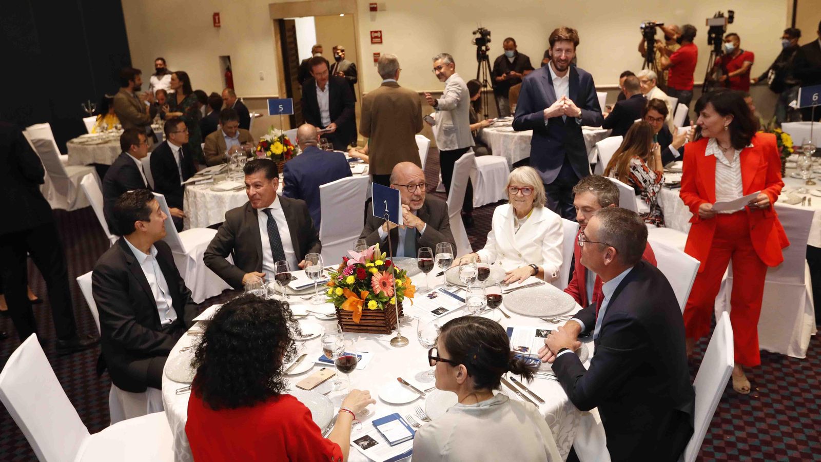 La presidenta de la Agencia EFE, Gabriela Cañas (c-d) y el embajador de España en México, Juan López-Dóriga Pérez (c), en el almuerzo con empresarios, mexicanos y españoles, en Ciudad de México (México). Foto EFE/ Alex Cruz
