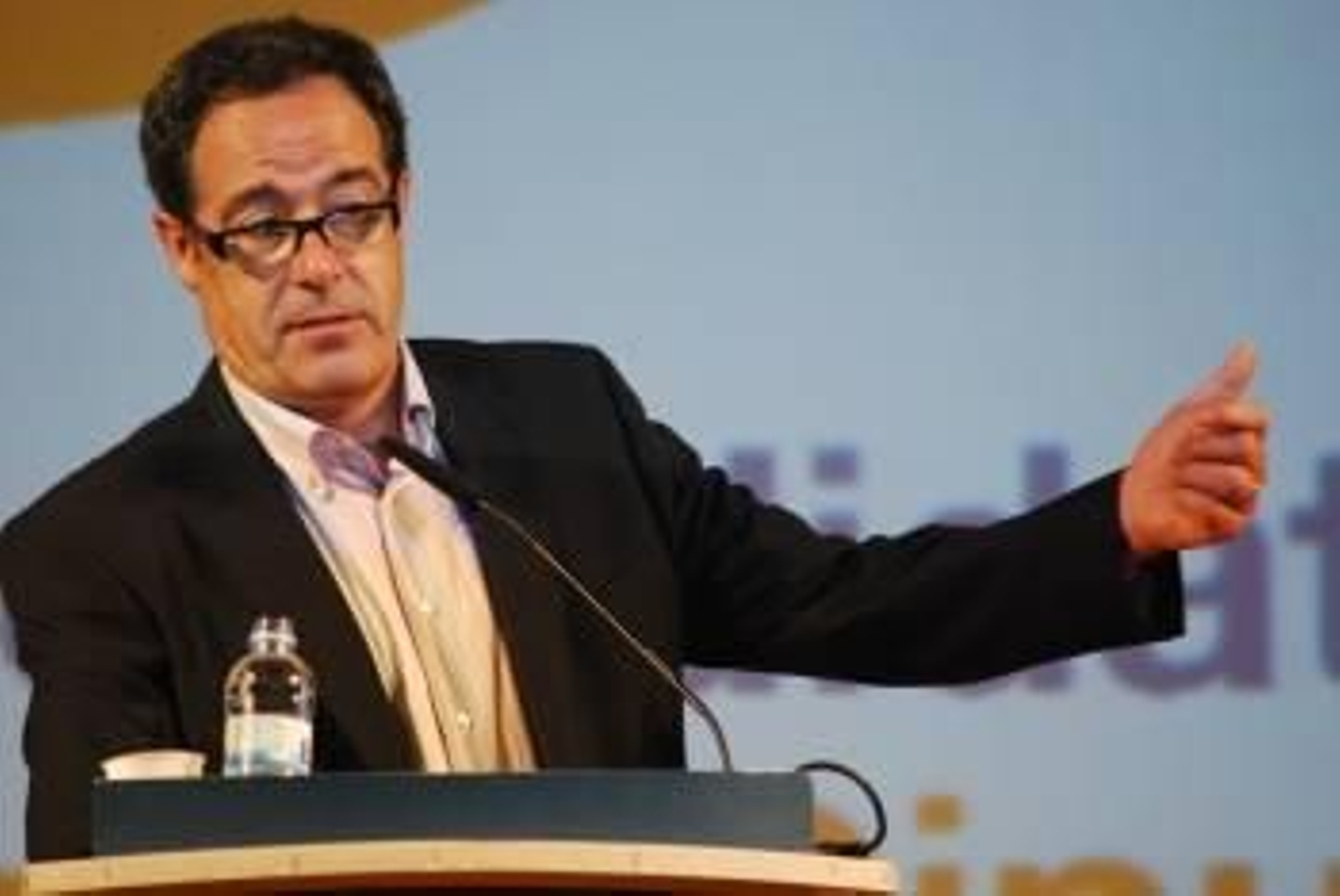 Pere Macías (CiU) invitó a los grupos a presentar un recurso conjunto ante el Constitucional contra la nueva Ley.