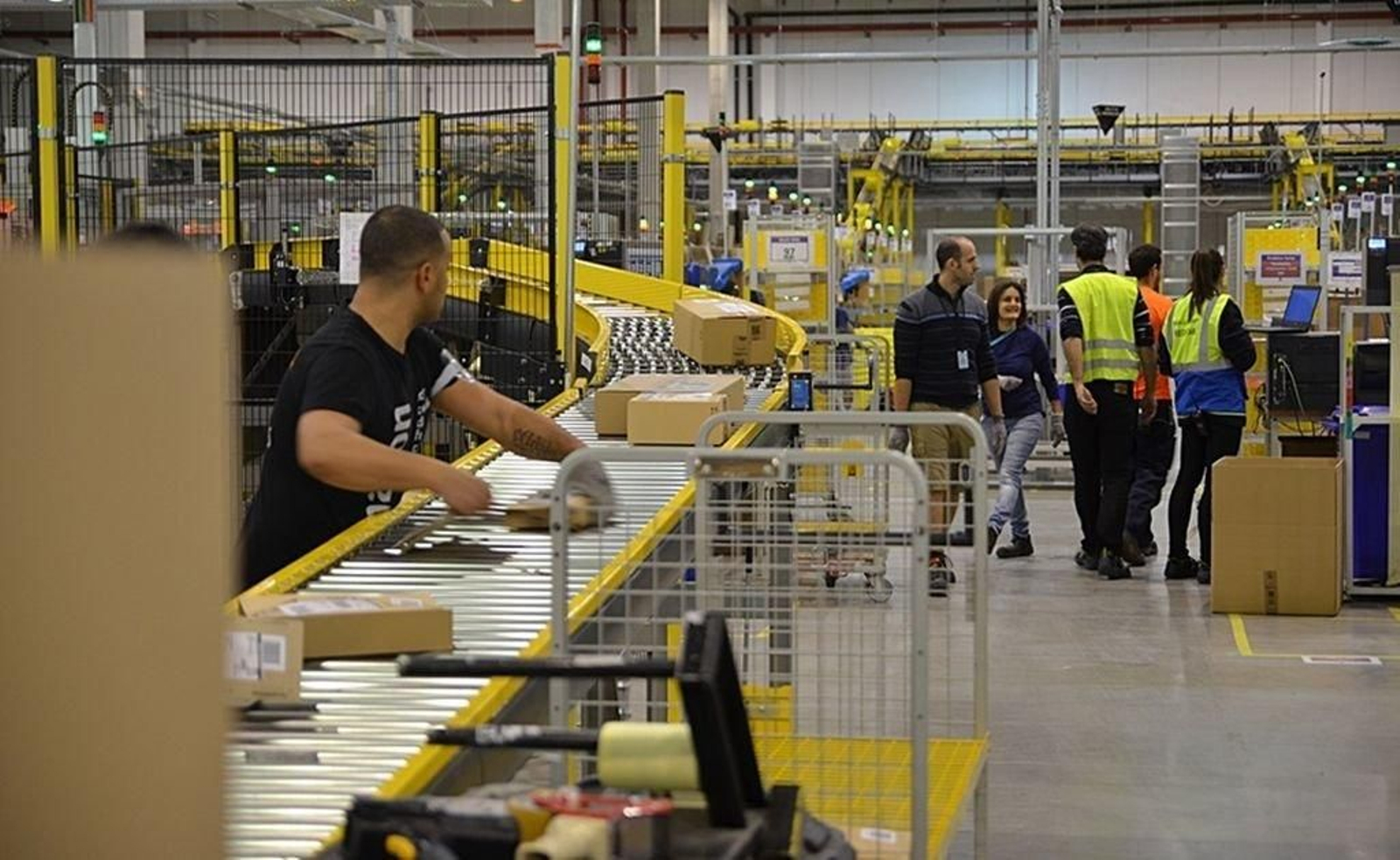 Empleados de Amazon, en una cadena de distribución de la compañía.