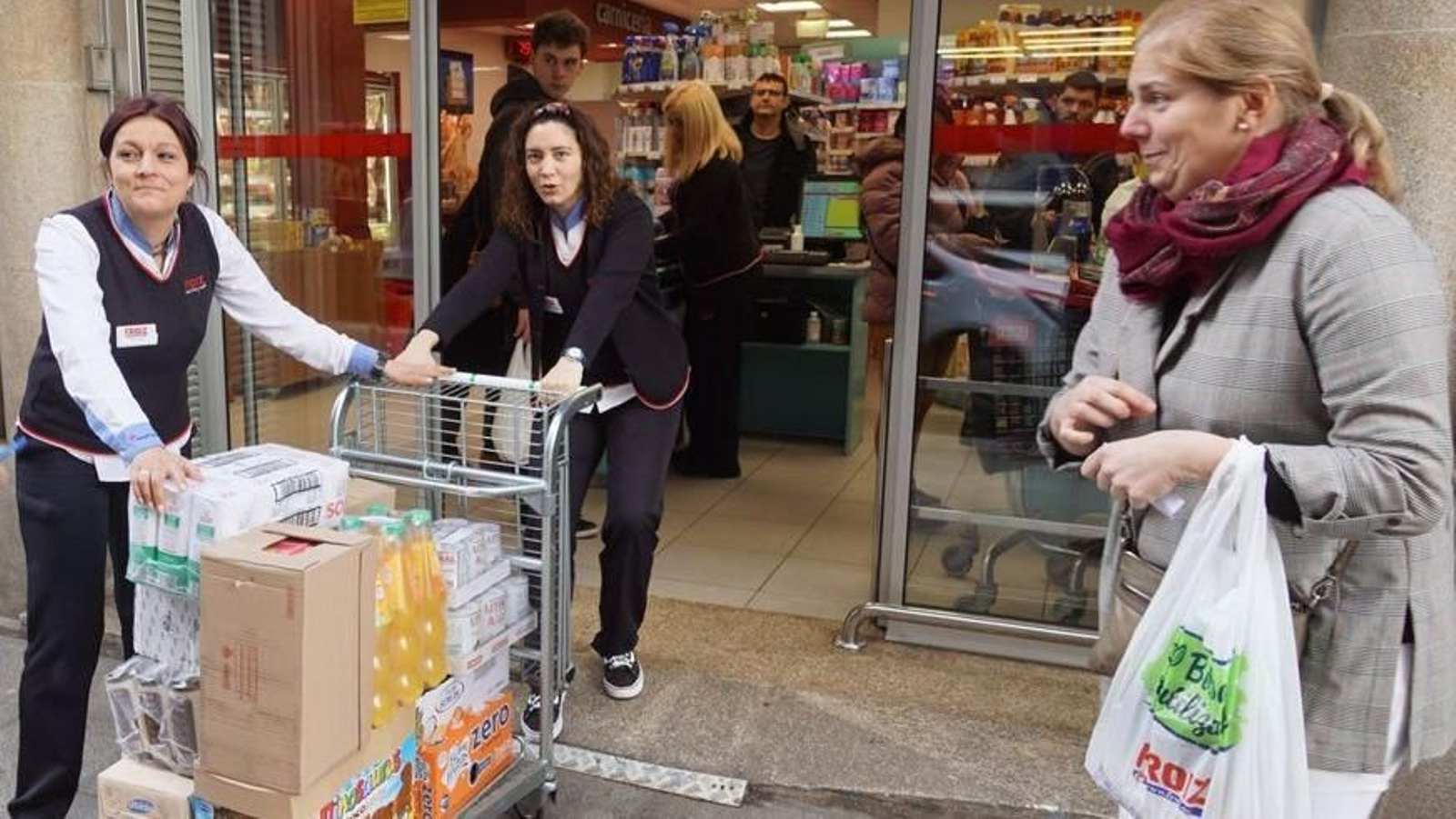 Trabajadoras de un supermercado del centro de Vigo, ayer reponiendo la mercancía.