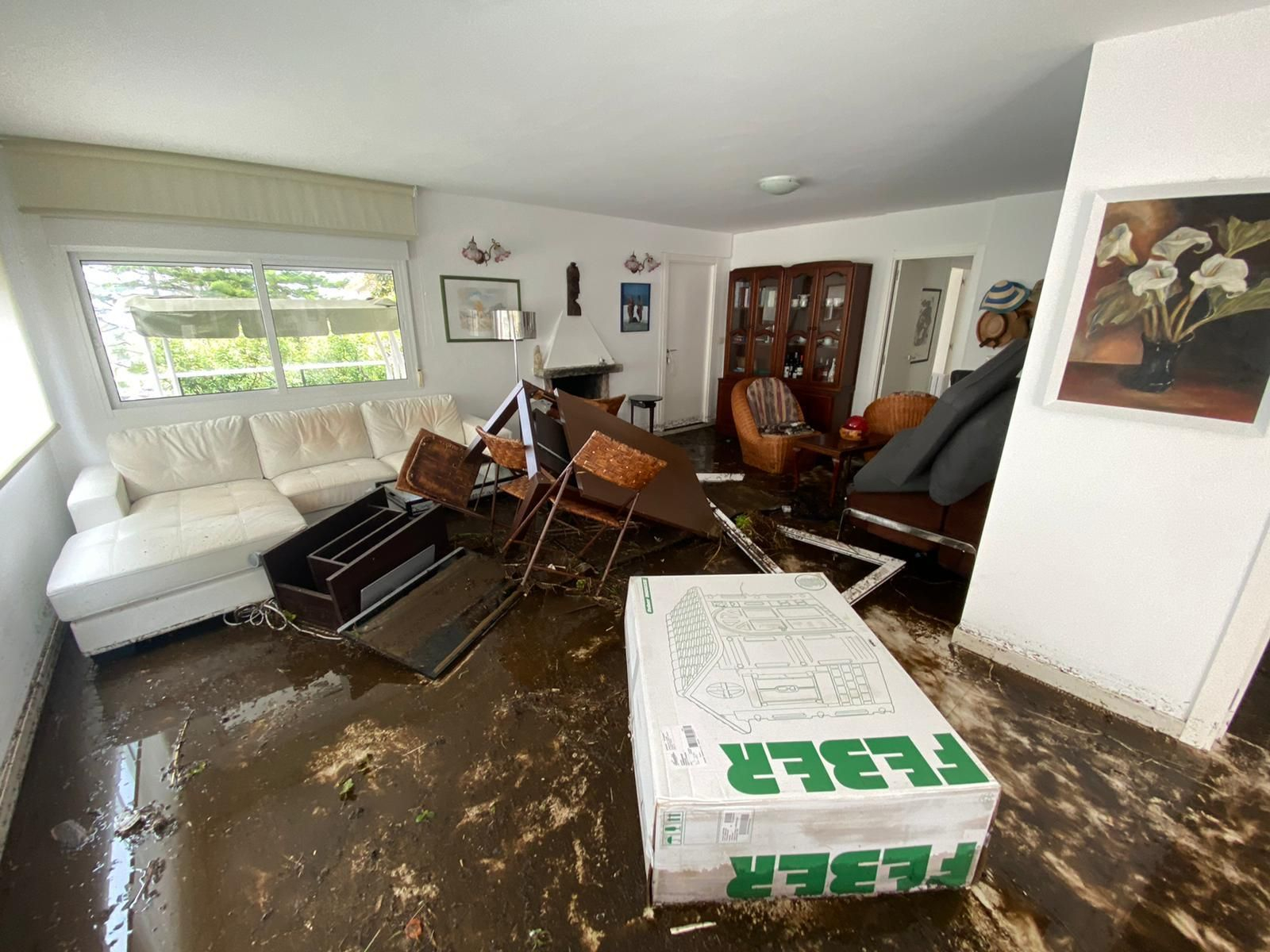 Revienta un depósito de agua de una urbanización de O Grove 01 // Alberte