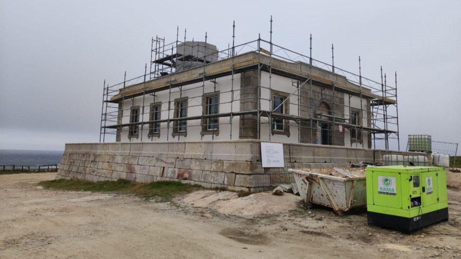 El estado exterior del faro viejo, a día de hoy, se encuentra con andamios.