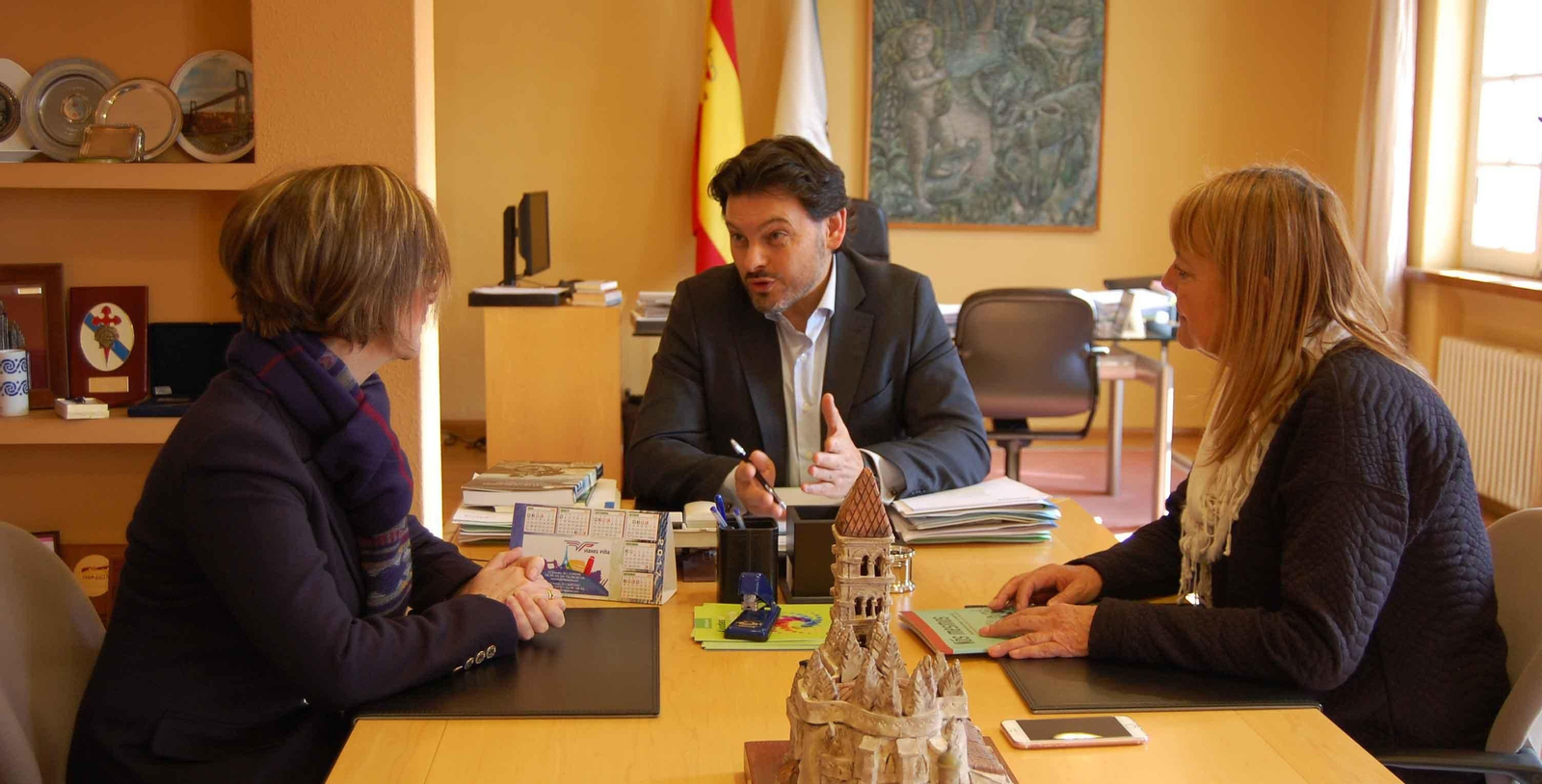 Doel, Valeiro y Miranda en el despacho del secretario xeral da Emigración en Santiago de Compostela