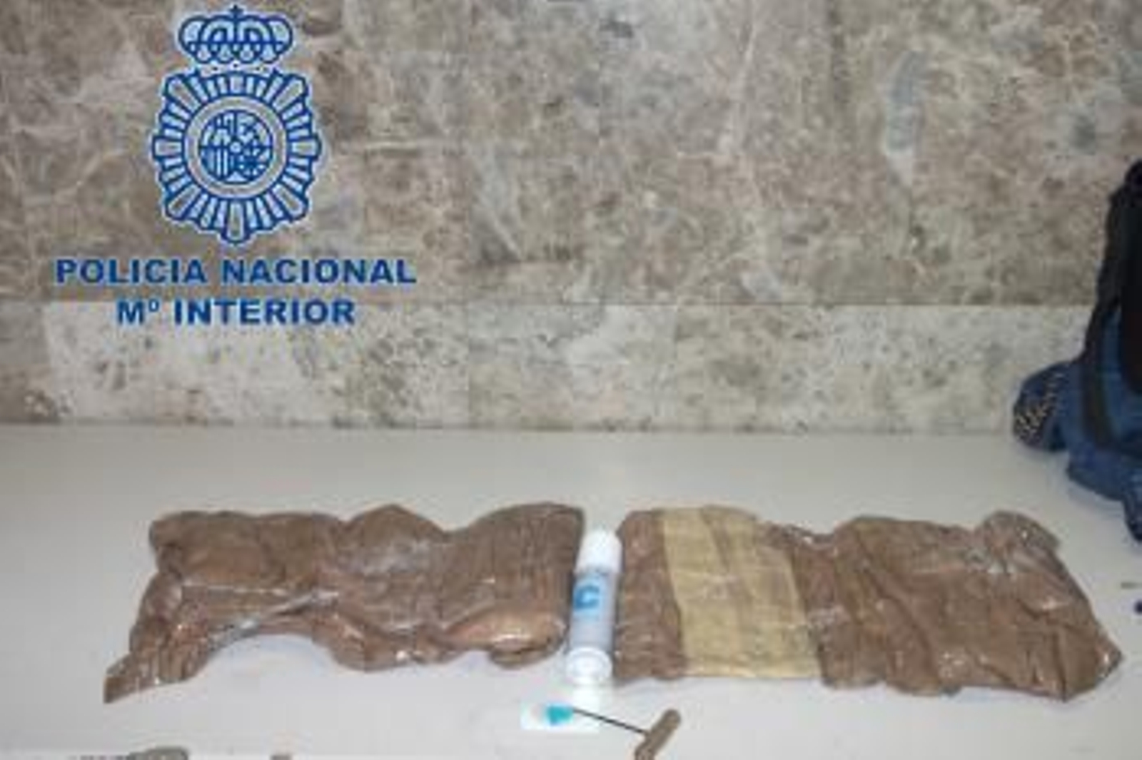 Parte de la droga incautada a los detenidos..
