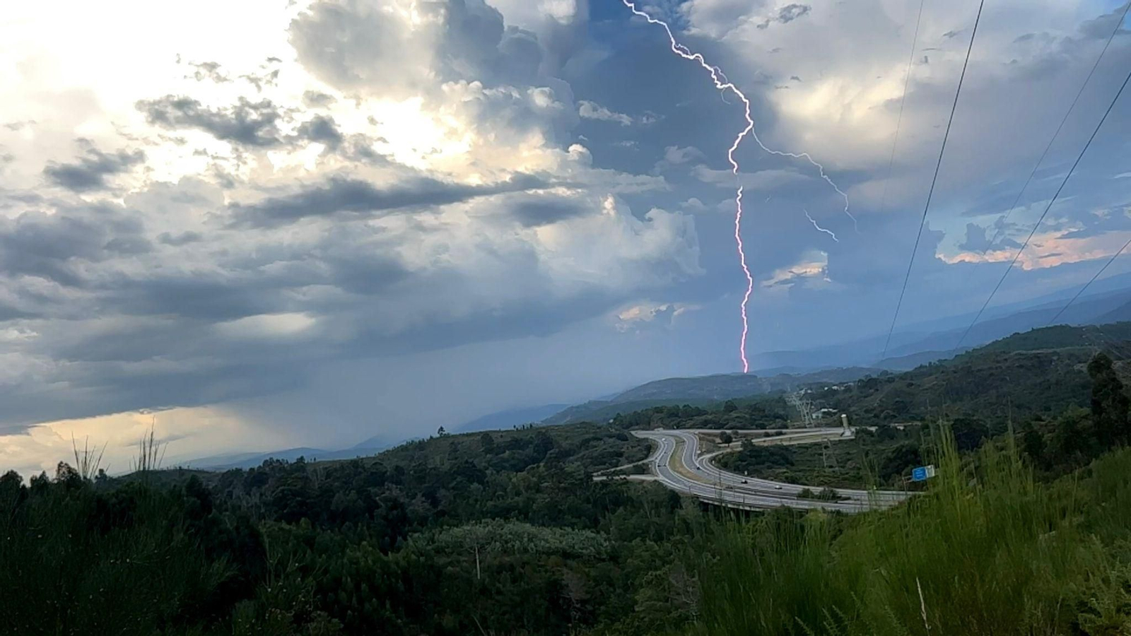 Rayos sobre la Ría de Vigo. // Alberte