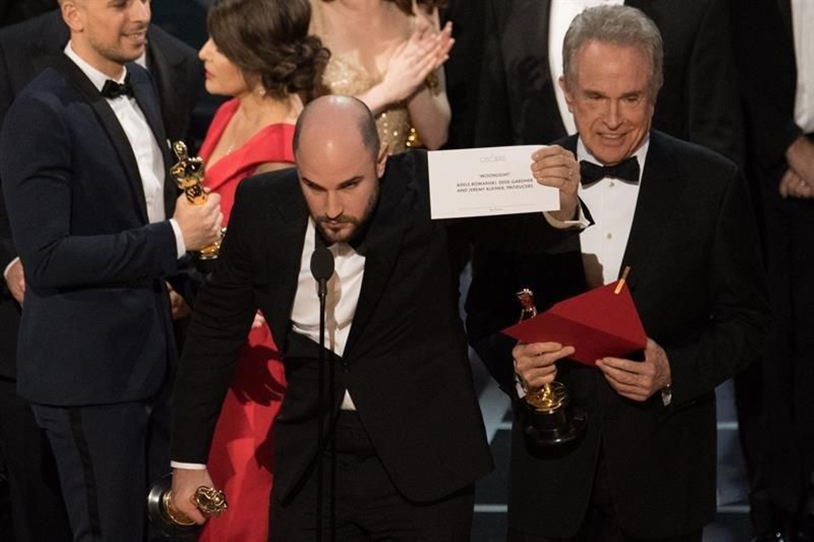 la Academia de Artes y Ciencias Cinematográficas (AMPAS) muestra que el reparto de 'La La Land' fue premiado erróneamente por los presentadores Faye Dunaway y Warren Beatty