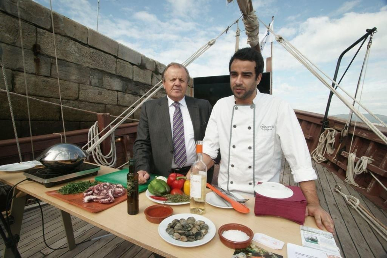 El presidente de la Región Turismo del Algarve y el cocinero con los ingredientes del showcooking