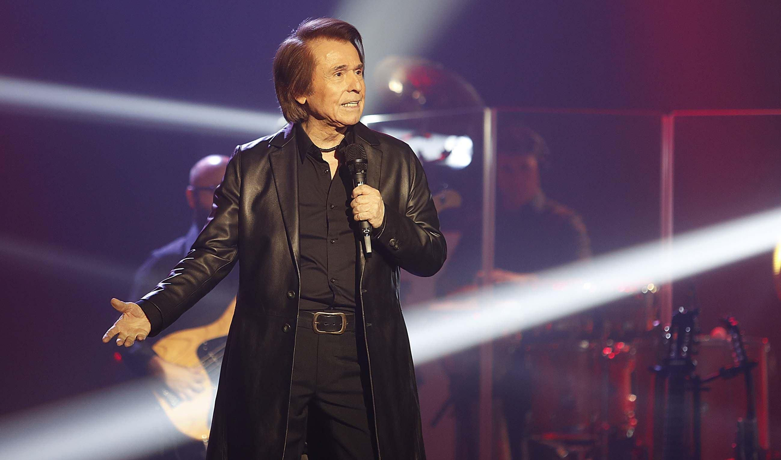 El enésimo concierto de Raphael en Vigo  se saldó con otro espectacular éxito del cantante, que llenó a reventar el Auditorio.