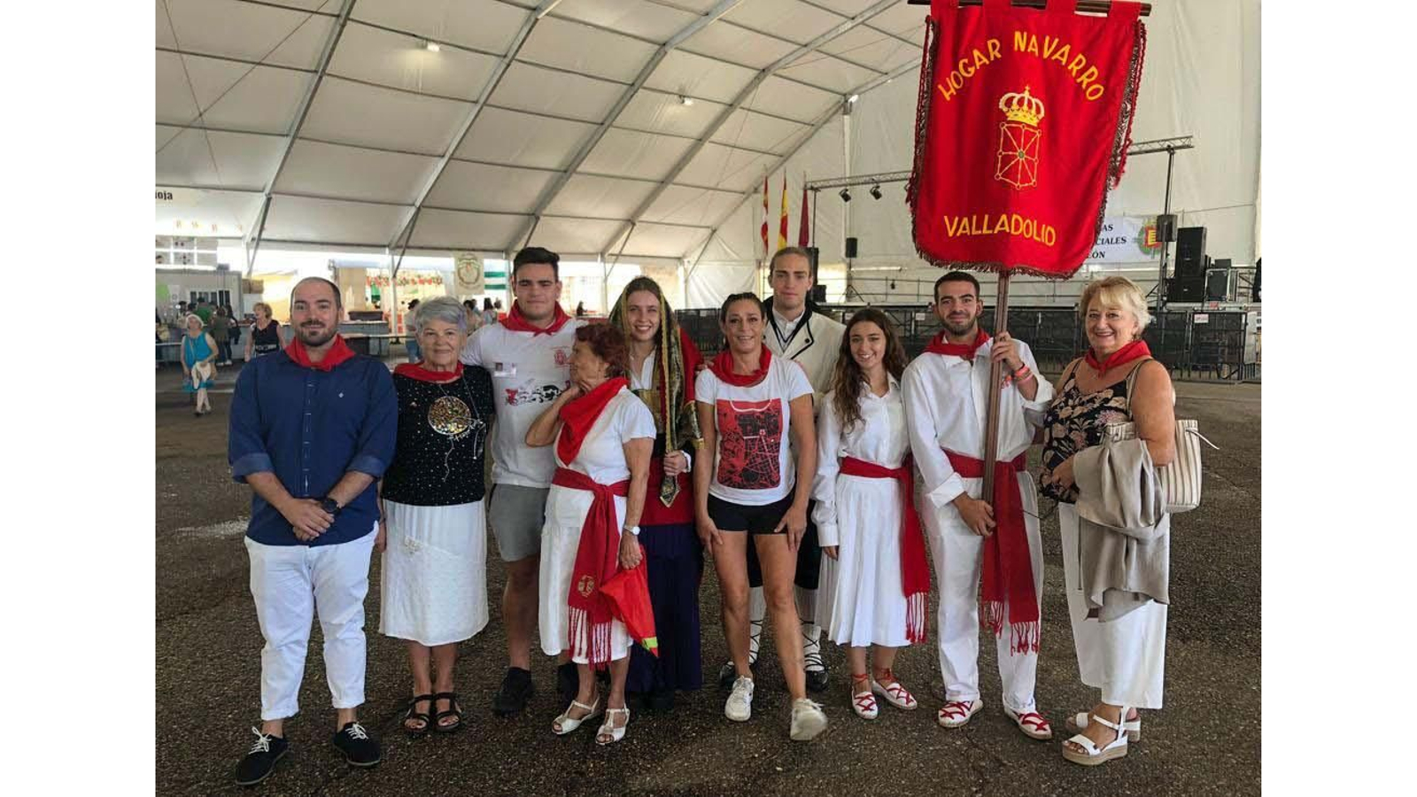El director general de Acción Exterior, Sergio Pérez, junto a miembros de la Casa Navarra en Valladolid