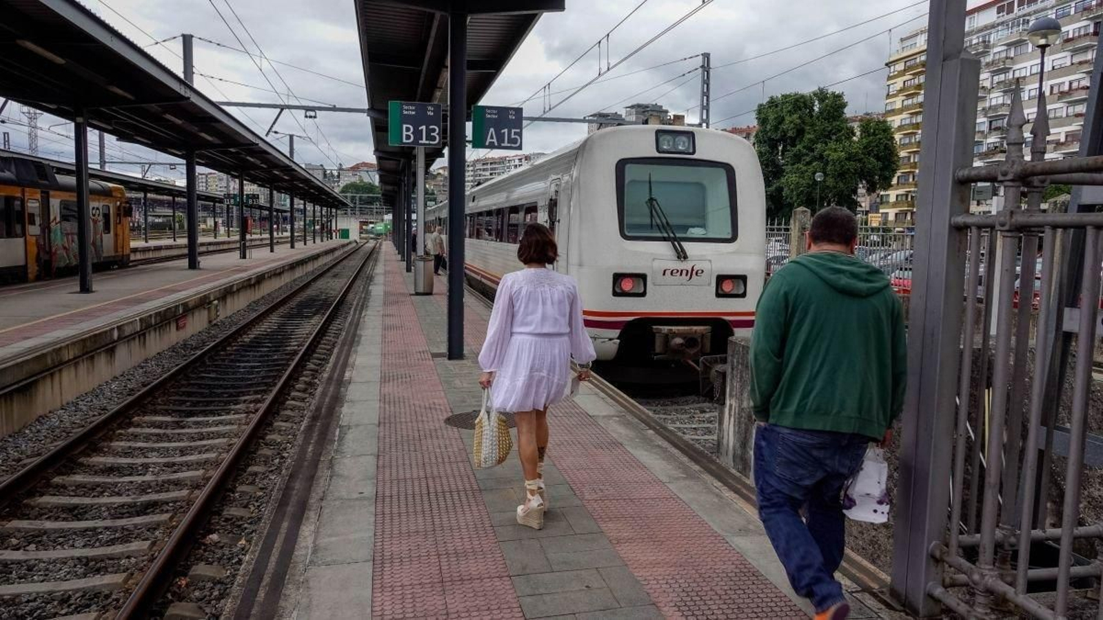 El Regional Express que transcurre por la línea del Miño, estacionado ayer en la estación de Vigo-Guixar.
