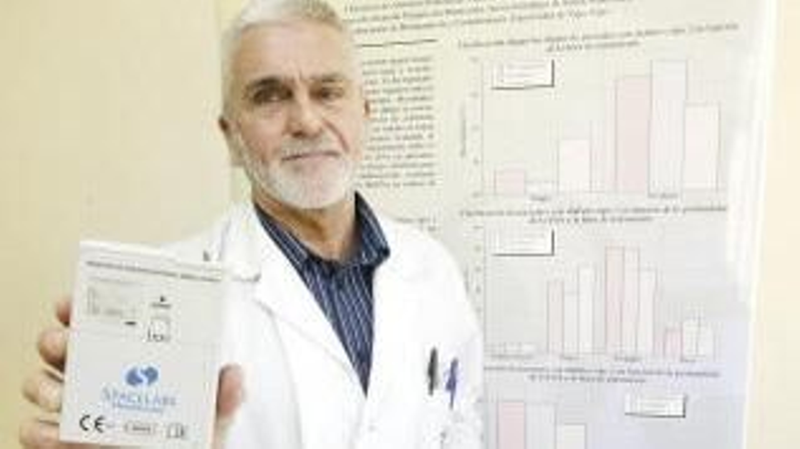 Juan Crespo, al frente del estudio, en Bembrive.