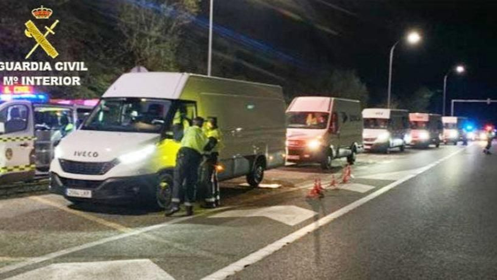 Agentes de Tráfico durante el control en la A-52