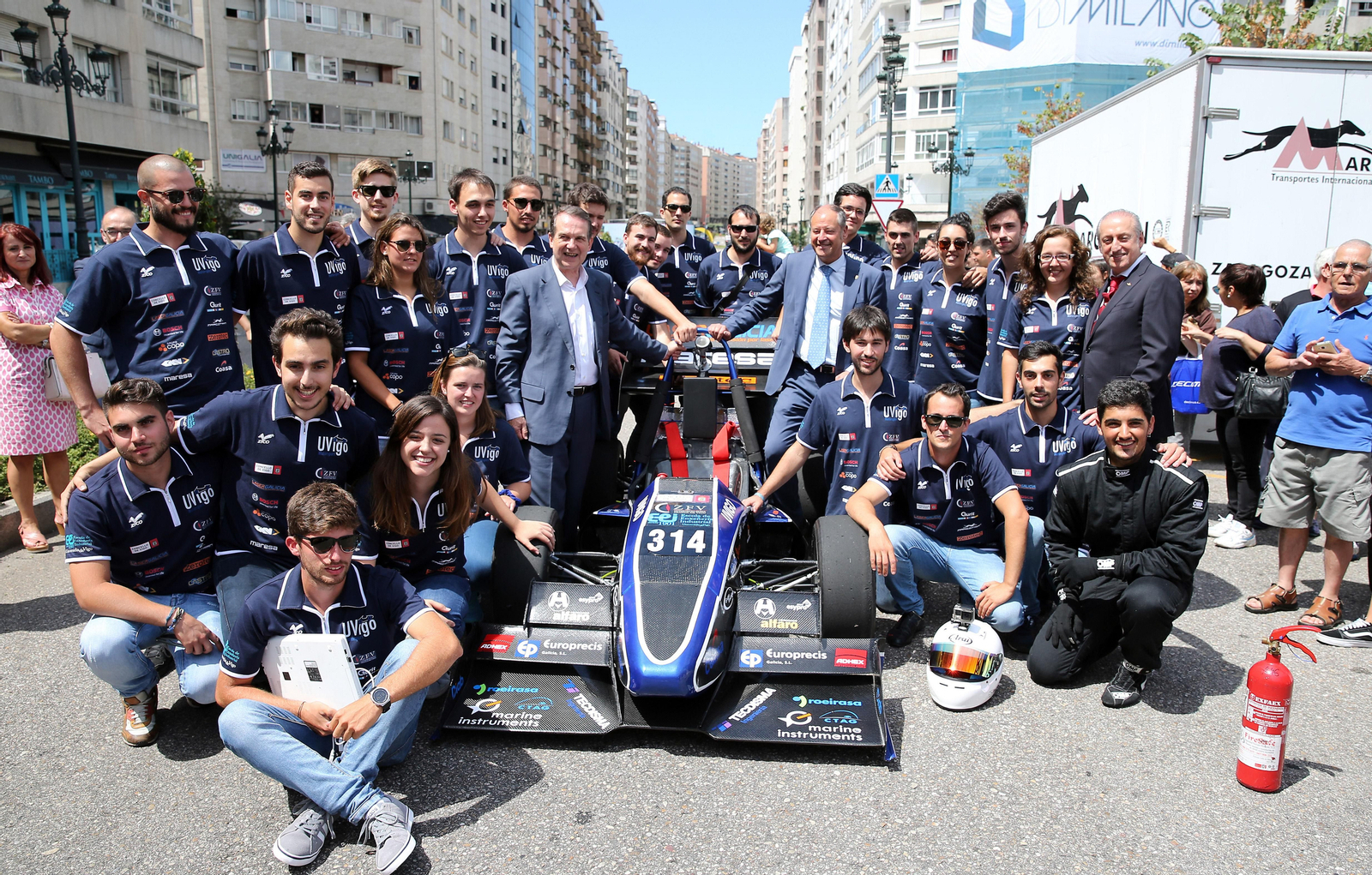El alcalde, Abel Caballero, y el rector Salustiano Mato, con todo el equipo del proyecto, alumnos y profesores, en la presentación del nuevo monoplaza.