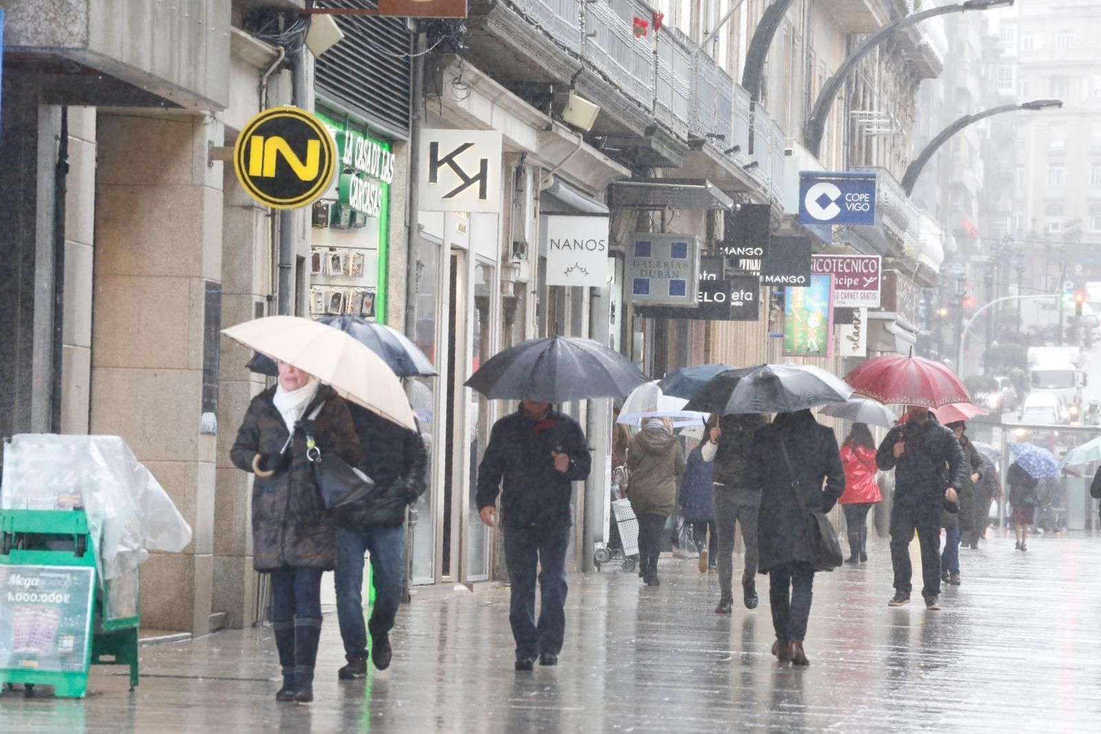 La provincia de Pontevedra tiene hasta el mediodía aviso amarillo por precipitaciones superiores a los 40 l/m2 // JV Landín