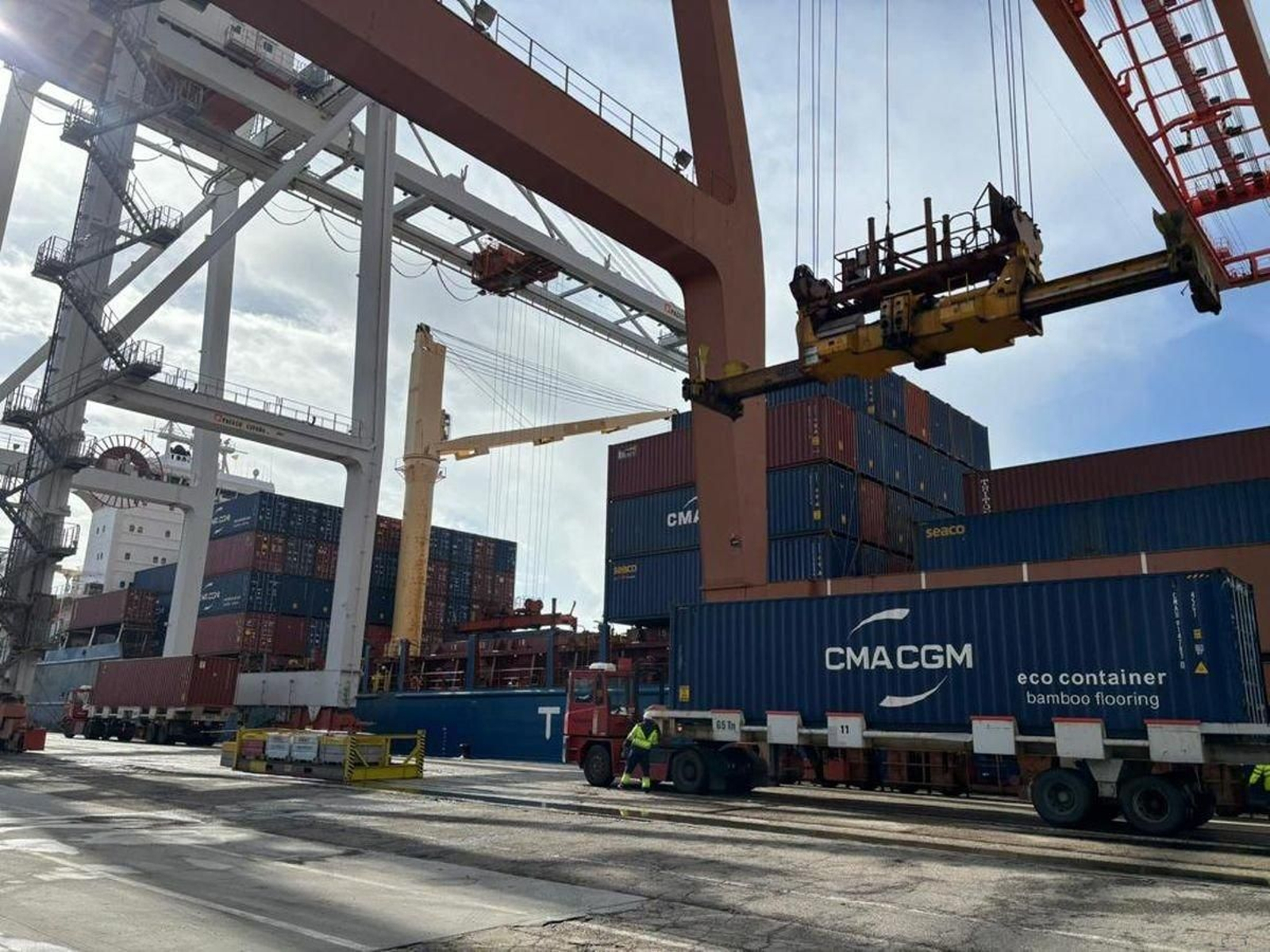 El operativo de carga y descarga ayer en Guixar del buque de la línea con Argelia.