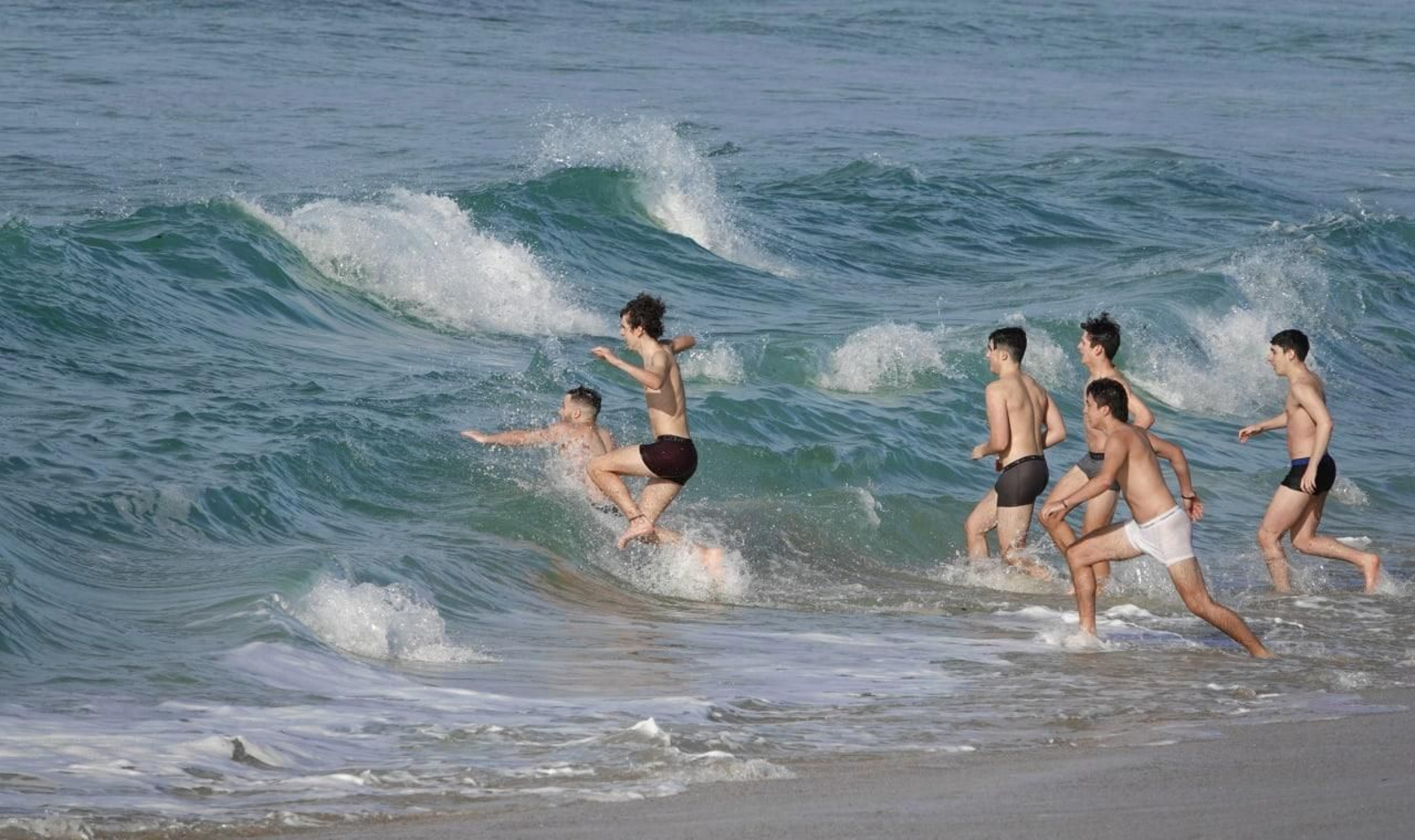 Fin de año con tiempo de verano en Vigo. Playa de Samil. // Vicente Alonso