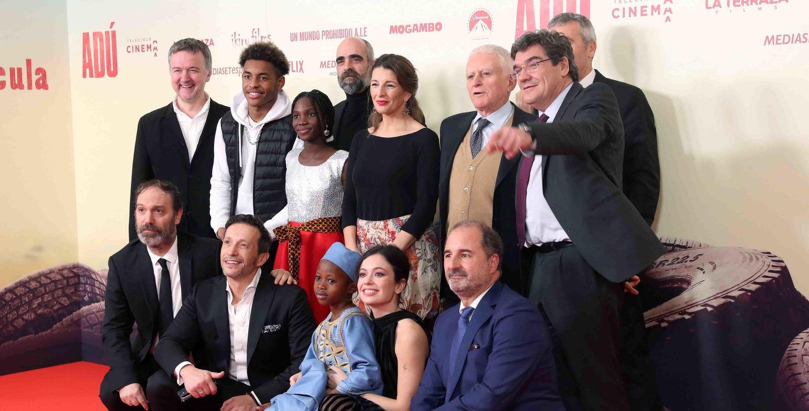 Los actores Luis Tosar y Anna Castillo, el ministro José Luis Escrivá y el consejero delegado de Mediaset España Paolo Vasile, entre otros, en la presentación de la película "Adú". EFE/ Kiko Huesca