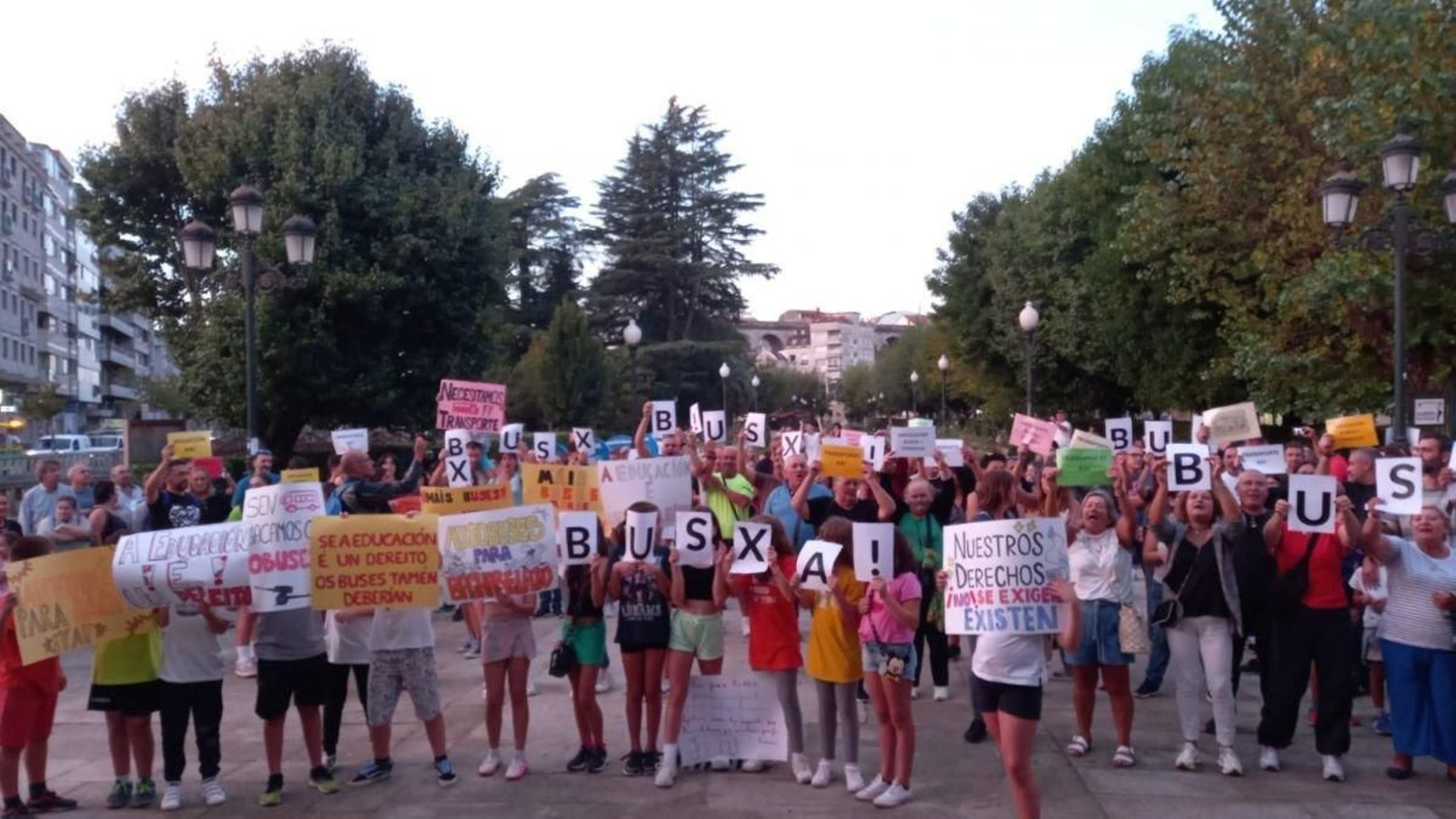 Imagen de una de las últimas manifestaciones que exigían una solución al problema del transporte escolar.