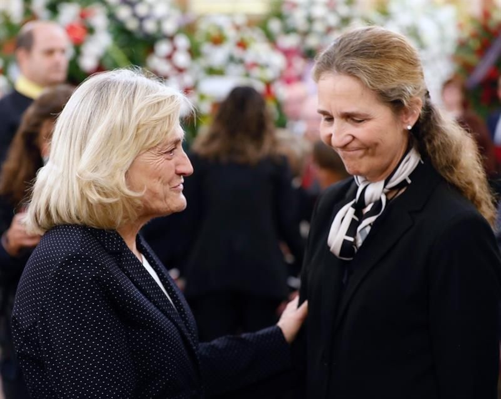 La Infanta Elena da el pésame a la viuda del exvicepresidente del Gobierno Alfredo Pérez Rubalcaba, Pilar Goya (i)