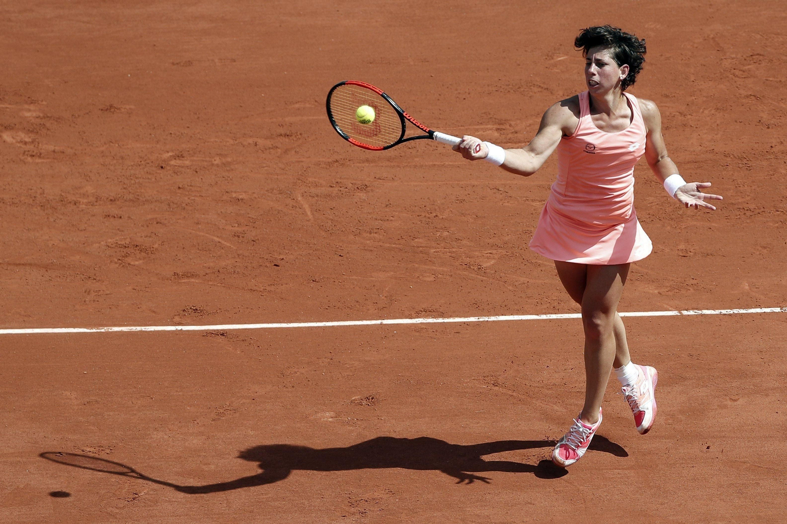 Carla Suárez devuelve una pelota, ayer ante Simona Halep.