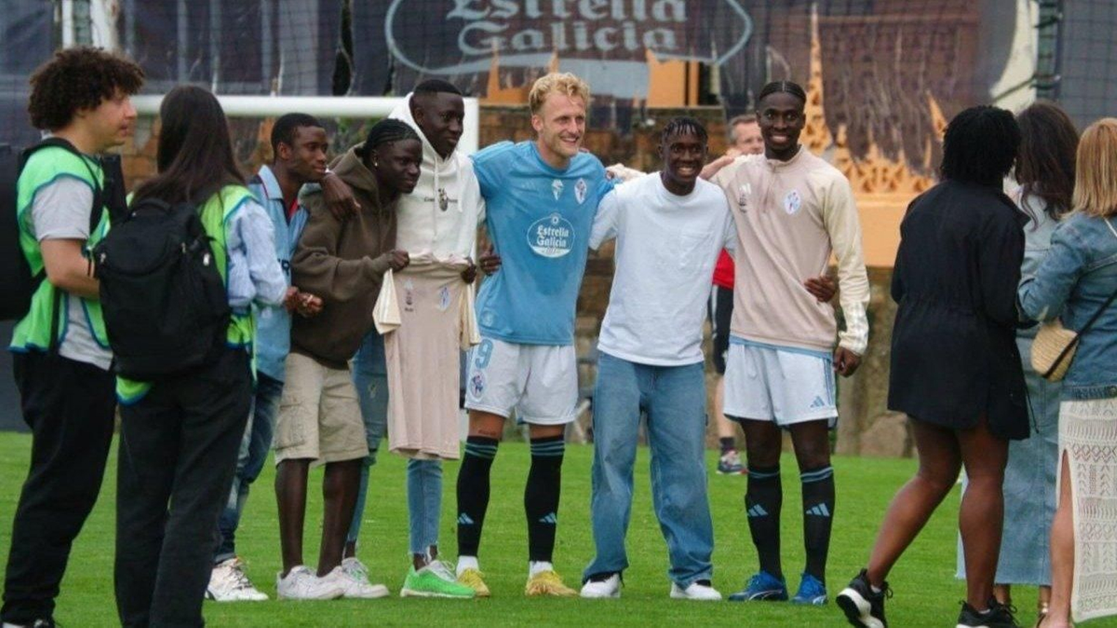 José Rivera, en el centro con la camiseta celeste, tras la eliminatoria con la UD Ourense en Barreiro.